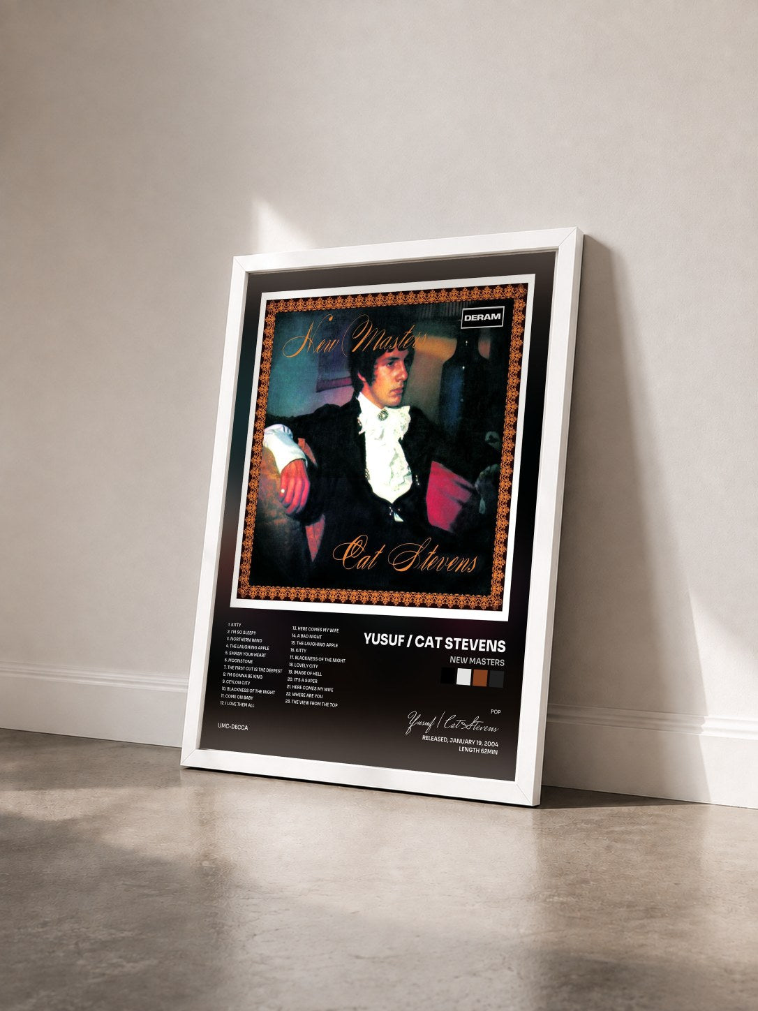 #blanc Tableau de l'album New Masters de Yusuf / Cat Stevens vu de trois quarts, cadre blanc