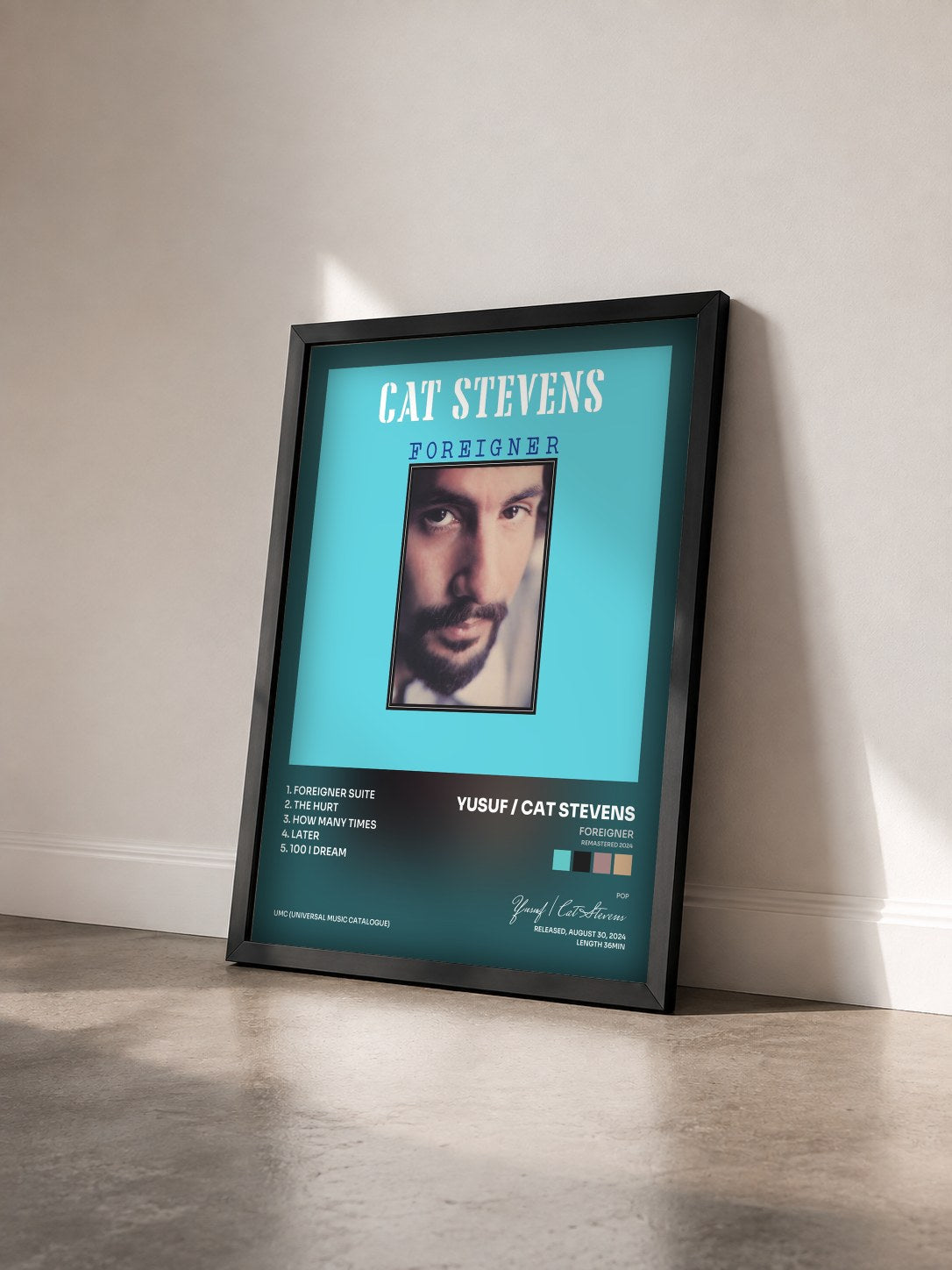 #noir Tableau de l'album Foreigner (Remastered 2024) de Yusuf / Cat Stevens vu de trois quarts, cadre noir