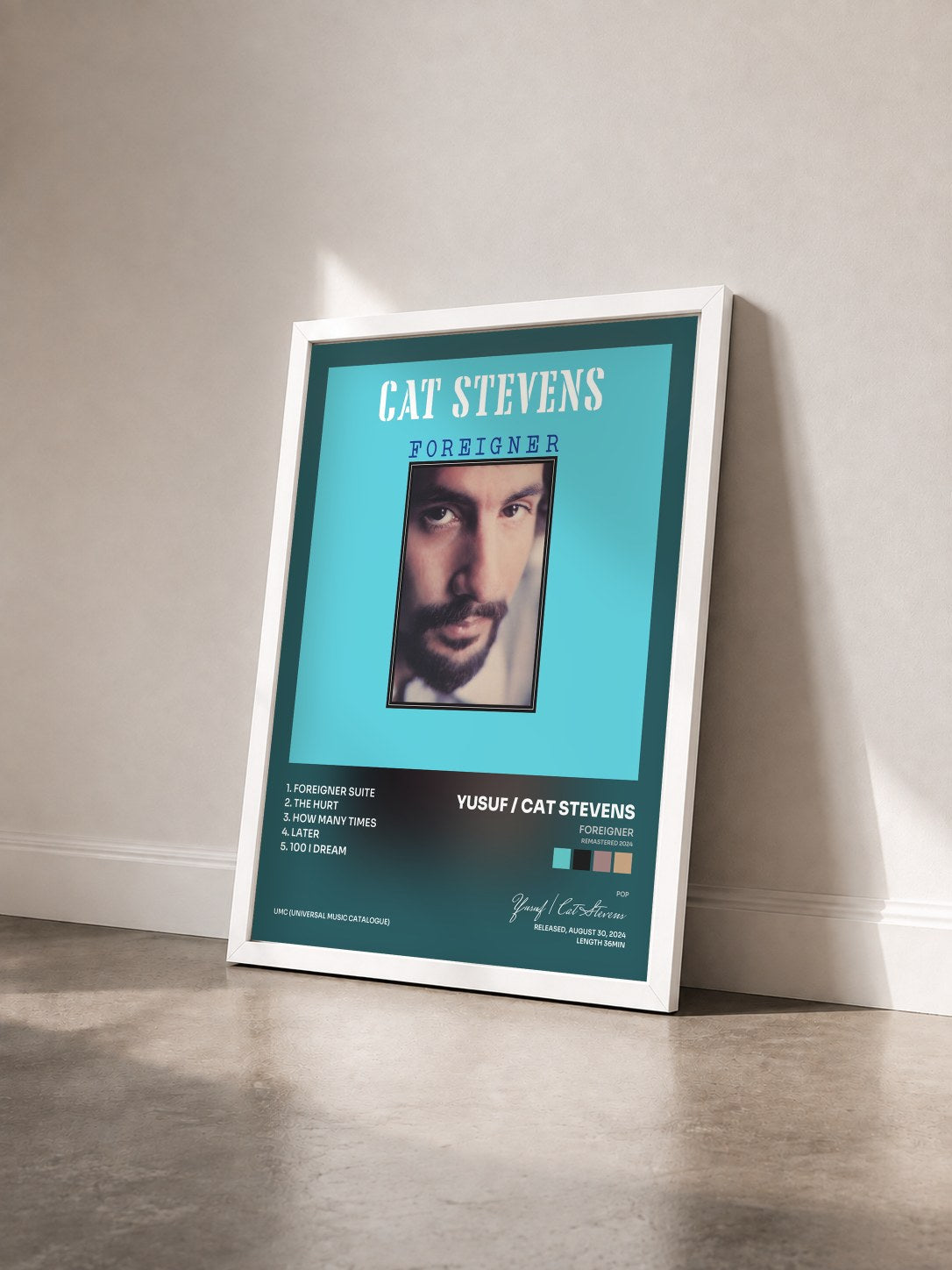#blanc Tableau de l'album Foreigner (Remastered 2024) de Yusuf / Cat Stevens vu de trois quarts, cadre blanc