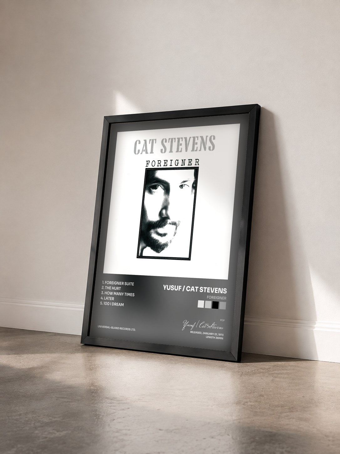 #noir Tableau de l'album Foreigner de Yusuf / Cat Stevens vu de trois quarts, cadre noir