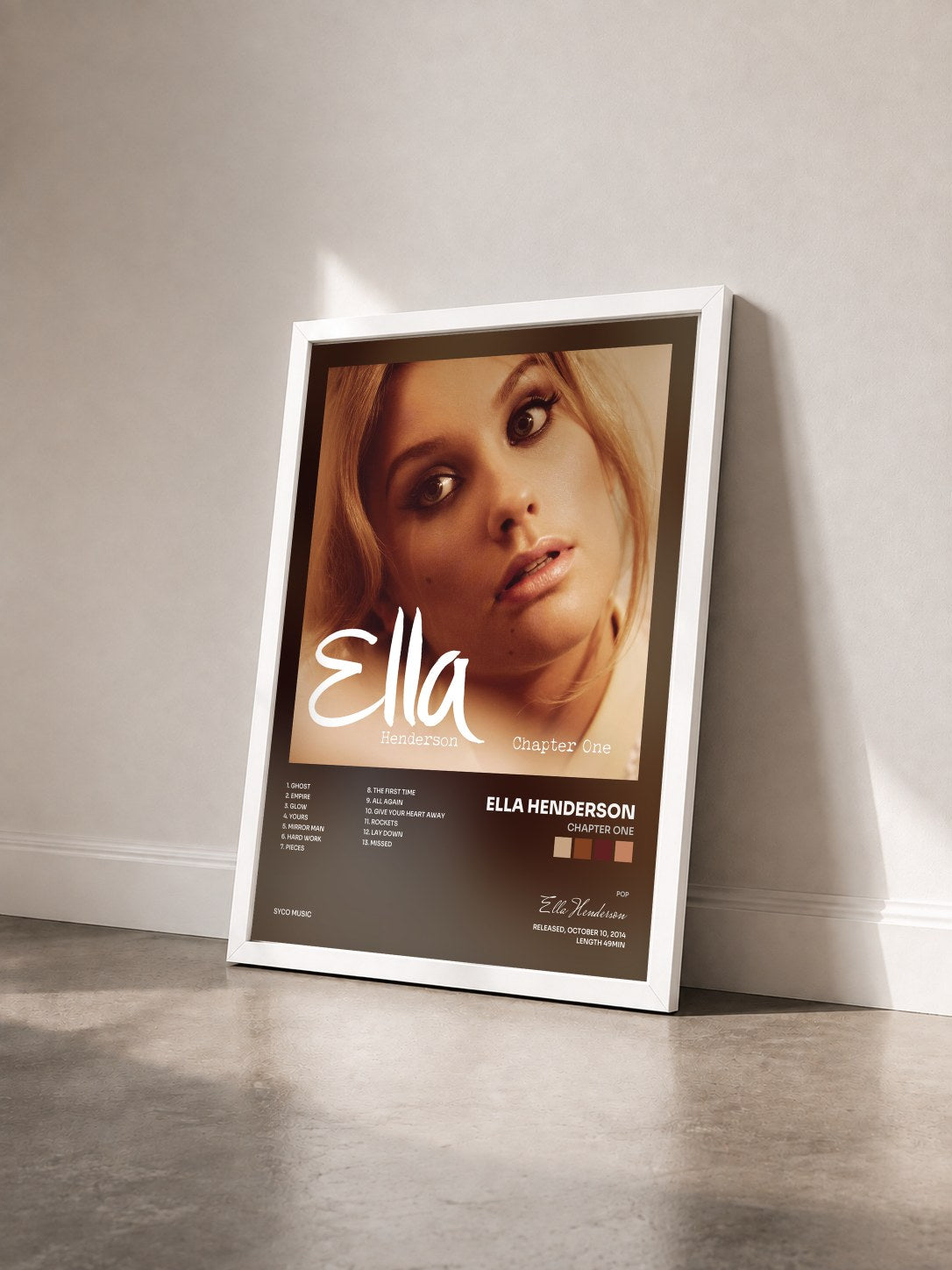 #blanc Chapter One von Ella Henderson als gerahmter Kunstdruck von schräg gesehen, weißer Rahmen