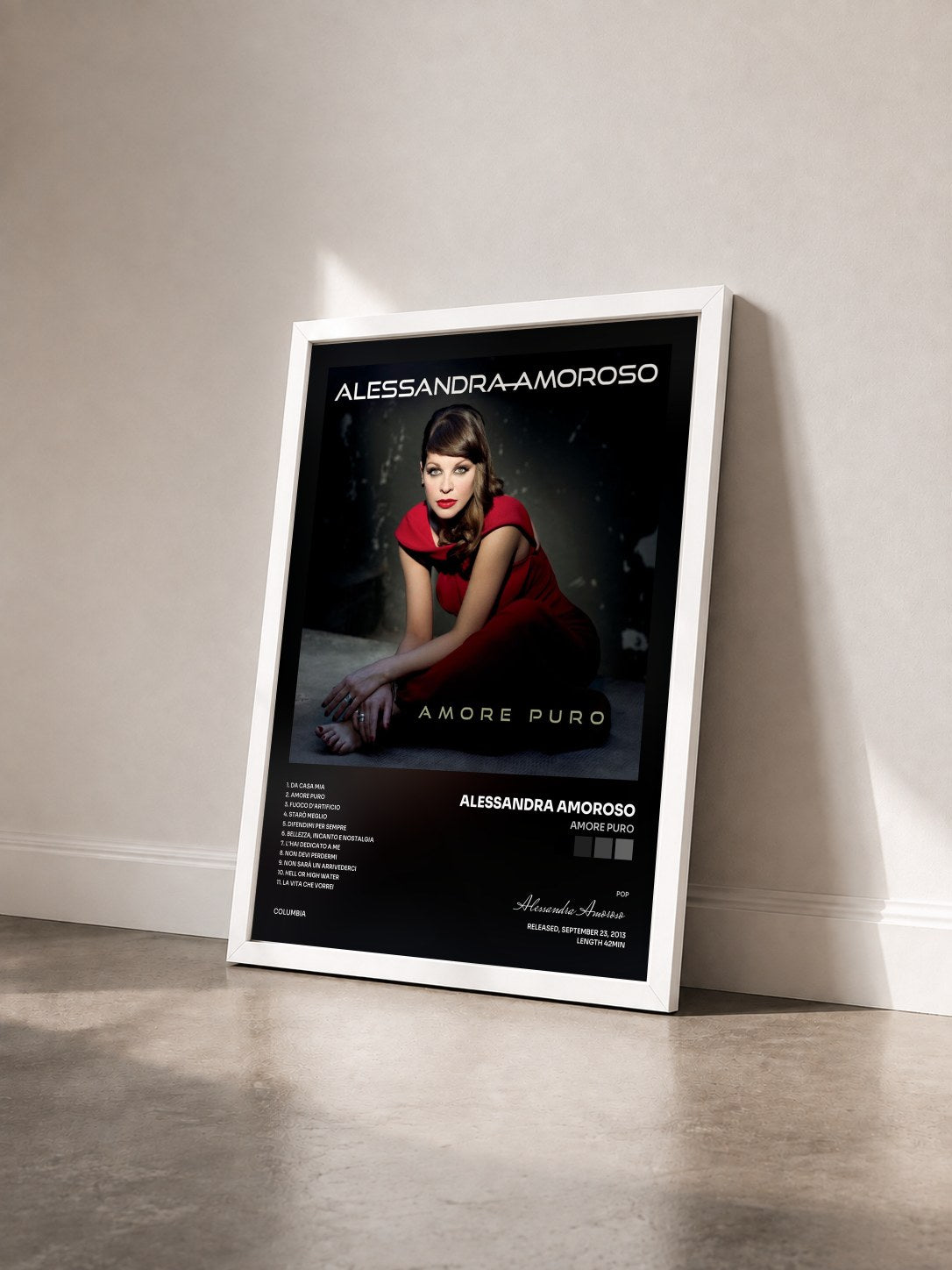 #blanc Tableau de l'album Amore Puro de Alessandra Amoroso vu de trois quarts, cadre blanc
