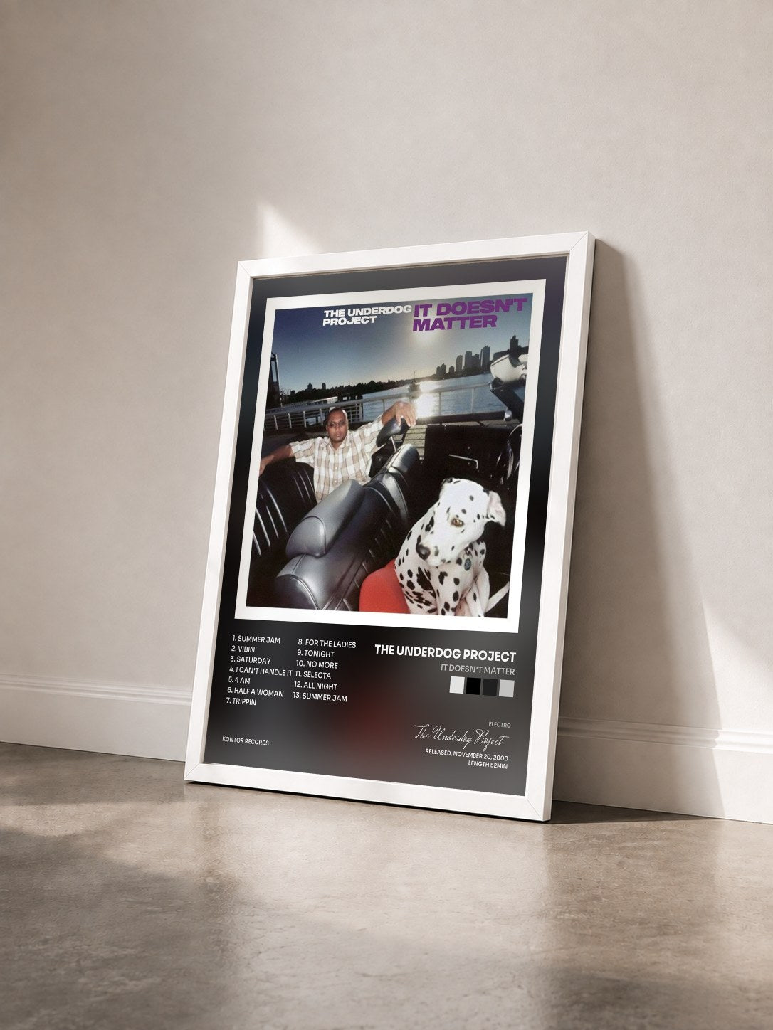 #blanc Tableau de l'album It Doesn't Matter de The Underdog Project vu de trois quarts, cadre blanc