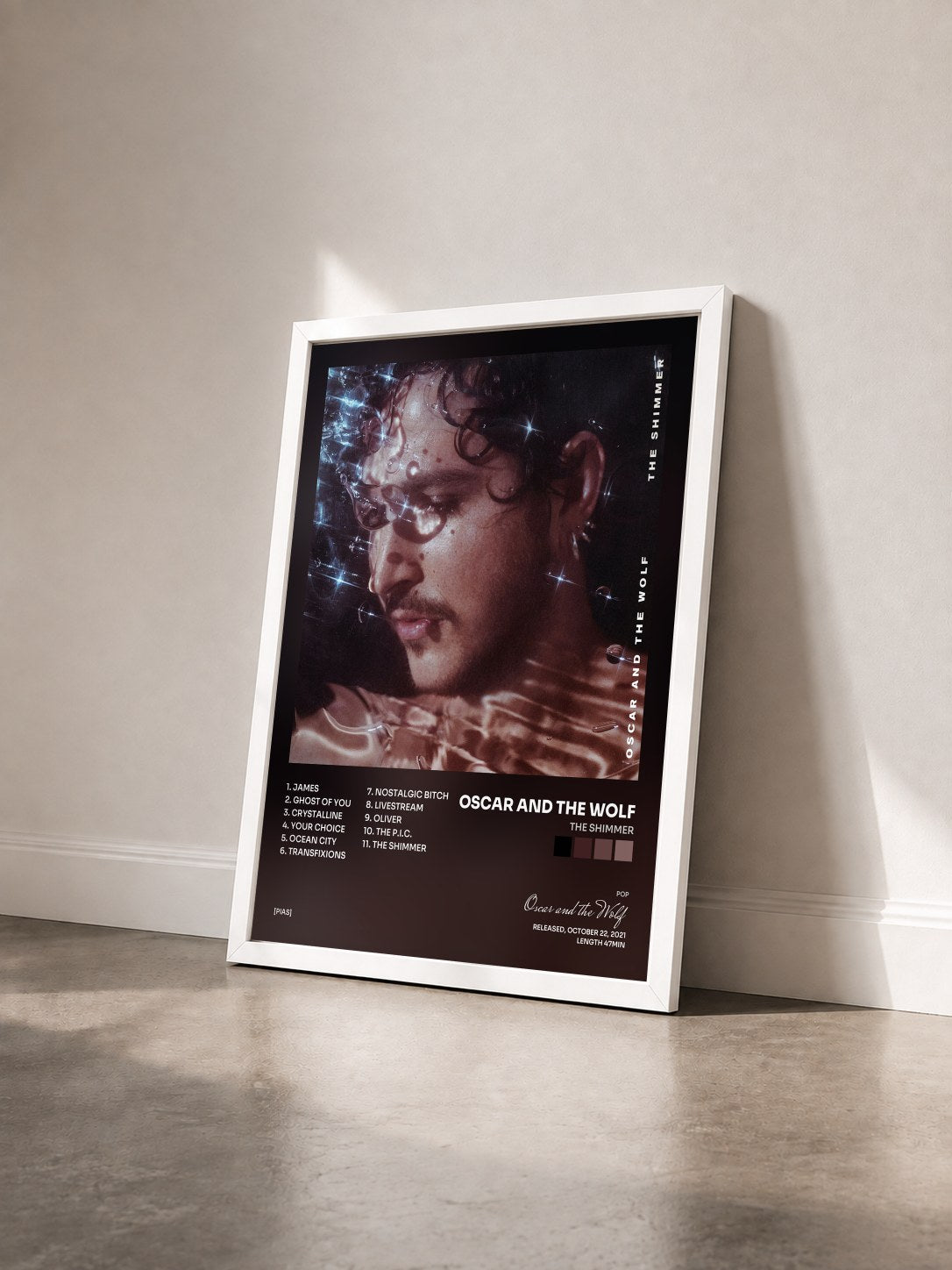 #blanc Tableau de l'album The Shimmer de Oscar and the Wolf vu de trois quarts, cadre blanc