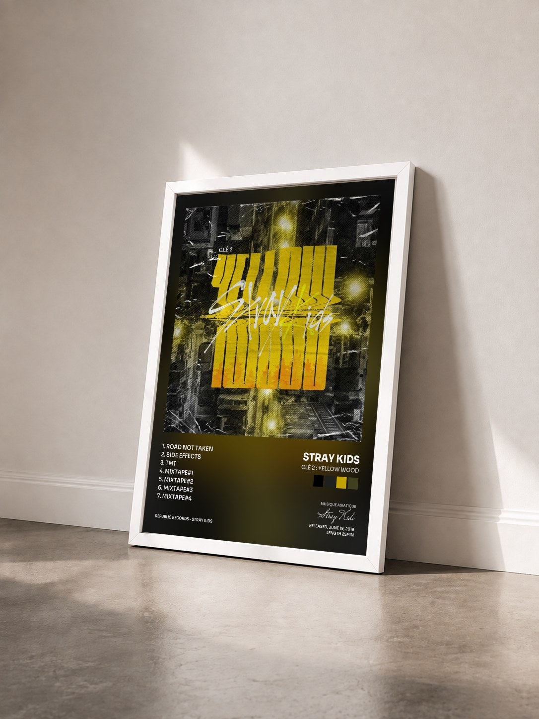 #blanc Tableau de l'album Clé 2 : Yellow Wood de Stray Kids vu de trois quarts, cadre blanc