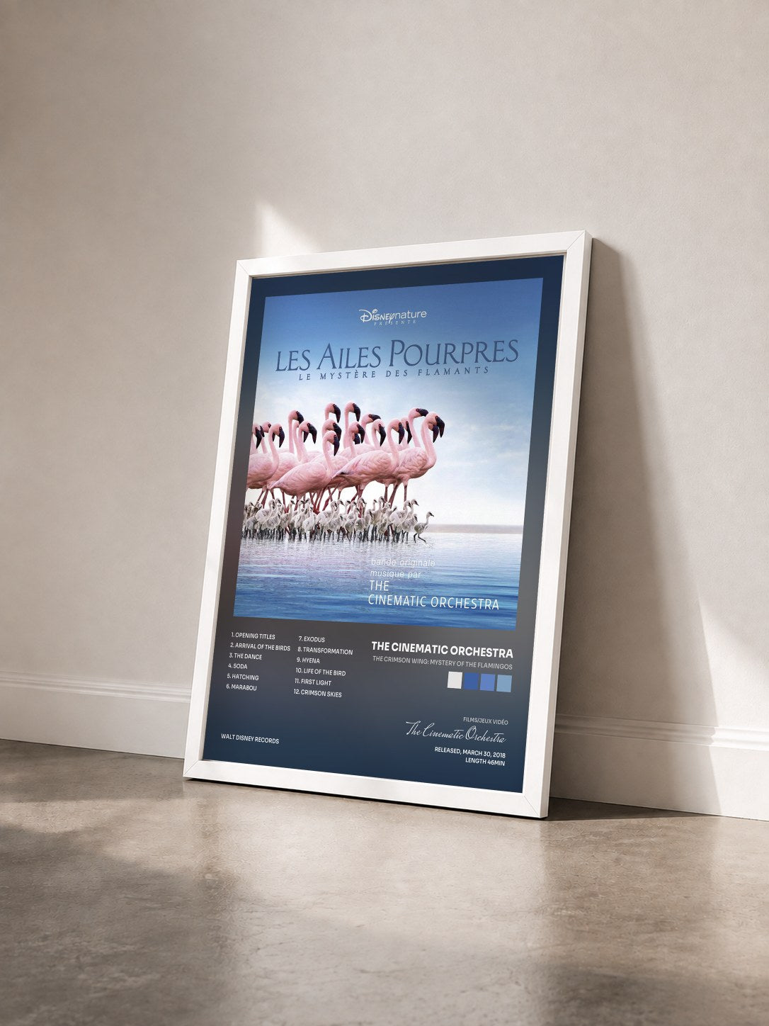#blanc Tableau de l'album The Crimson Wing: Mystery Of The Flamingos de The Cinematic Orchestra vu de trois quarts, cadre blanc