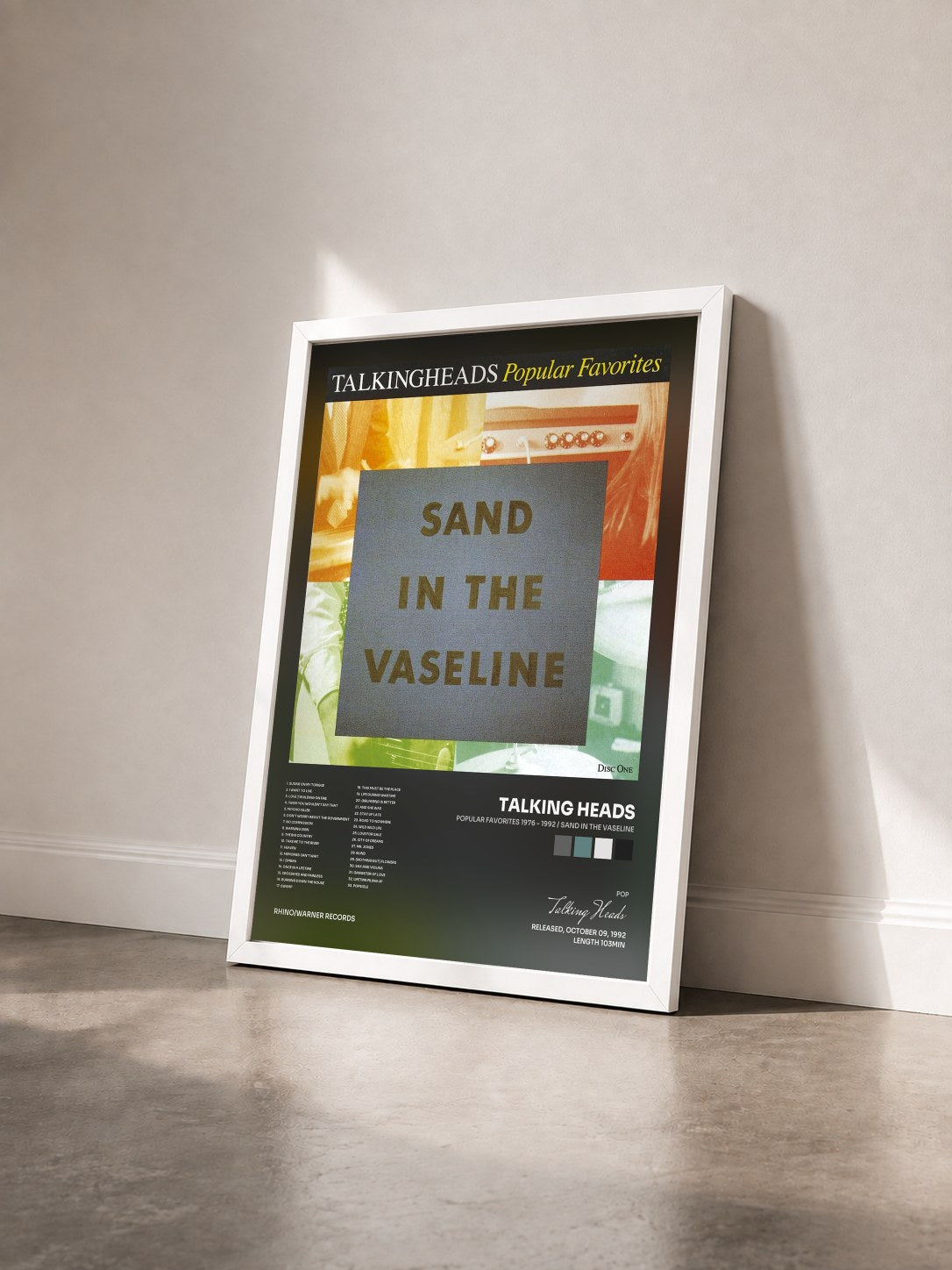 #blanc Popular Favorites 1976 - 1992 / Sand in the Vaseline di Talking Heads in stampa incorniciata vista di tre quarti, cornice bianca