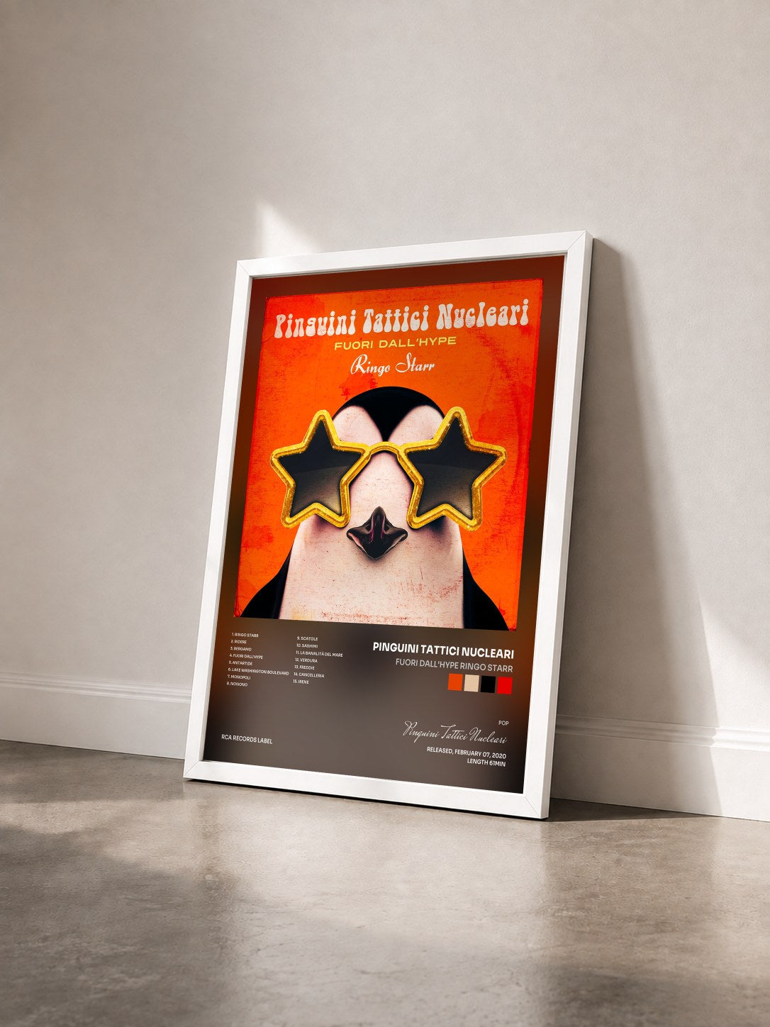 #blanc Tableau de l'album Fuori dall'Hype Ringo Starr de Pinguini Tattici Nucleari vu de trois quarts, cadre blanc