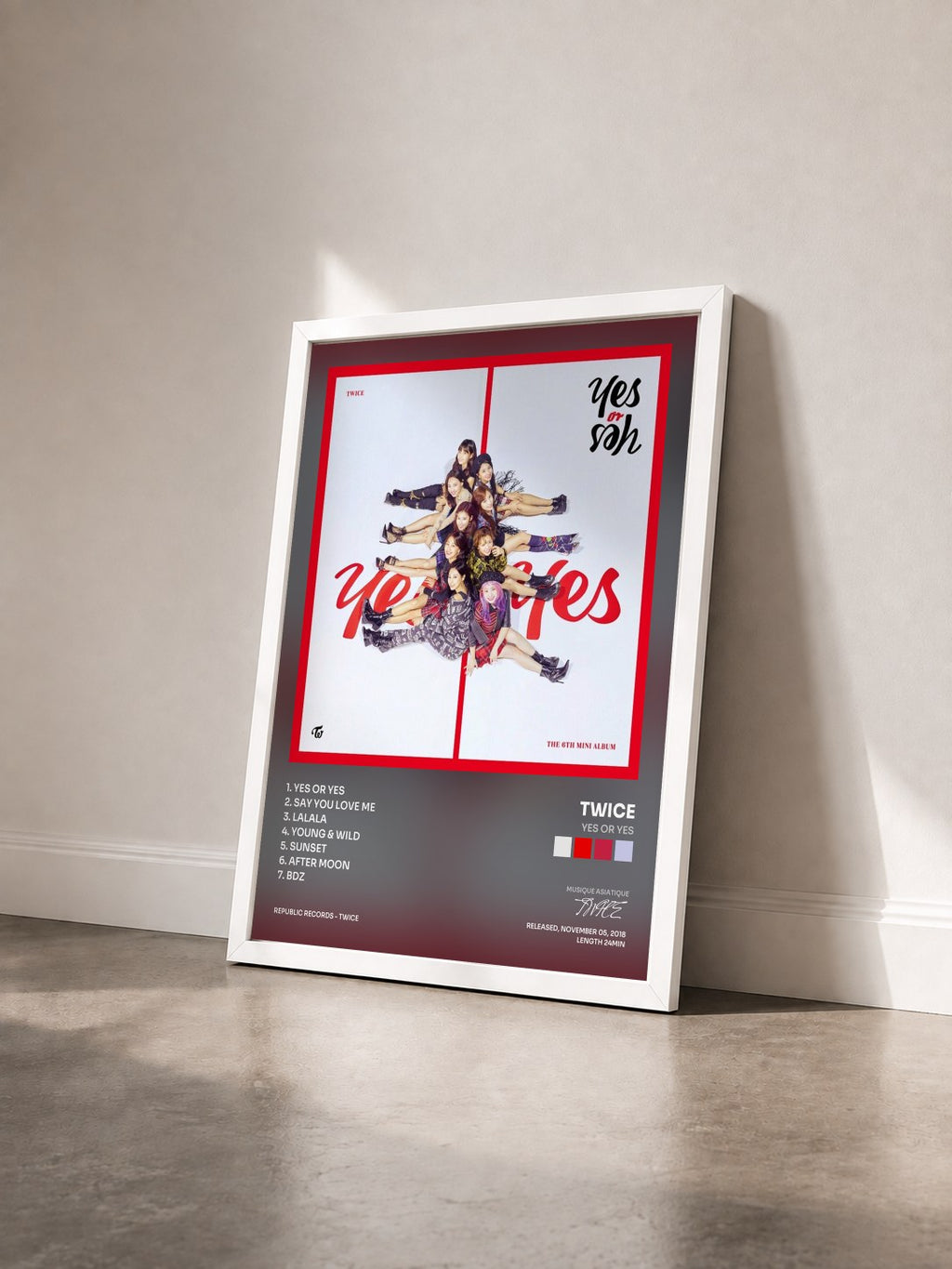 #blanc Tableau de l'album YES or YES de TWICE vu de trois quarts, cadre blanc