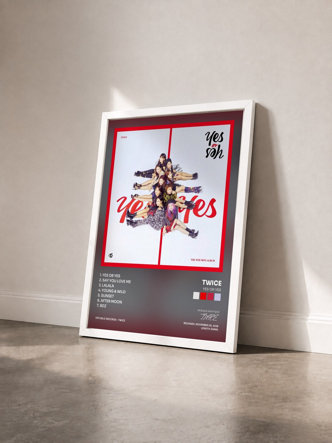 #blanc Tableau de l'album YES or YES de TWICE vu de trois quarts, cadre blanc