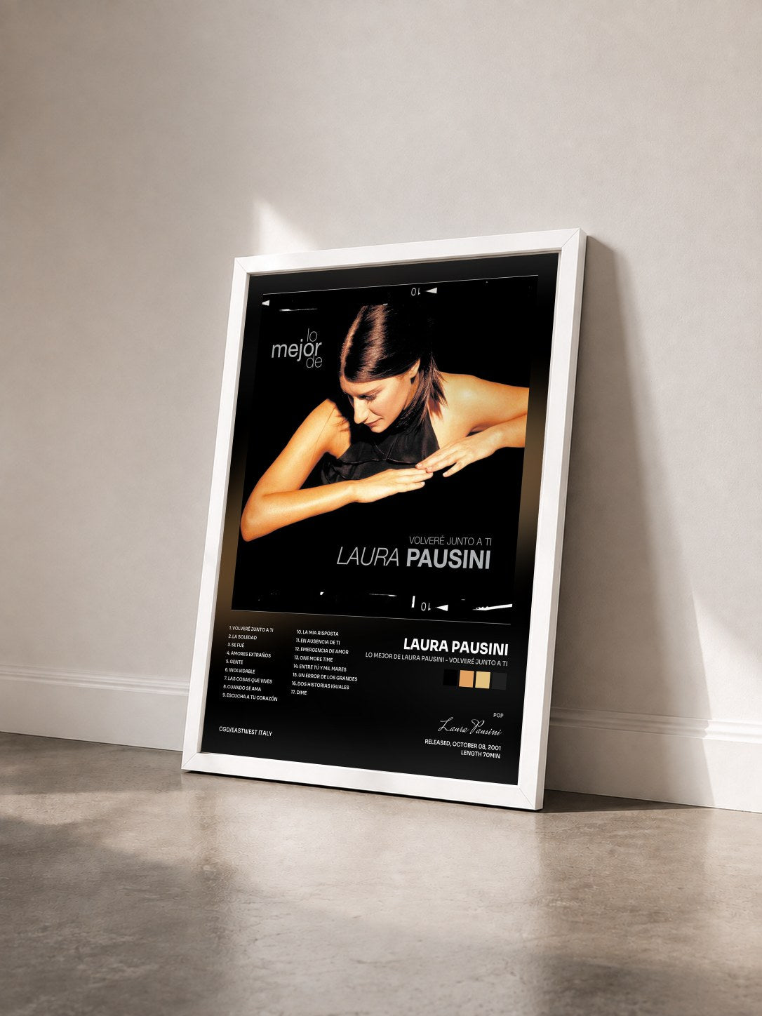 #blanc Tableau de l'album Lo mejor de Laura Pausini - Volveré junto a ti de Laura Pausini vu de trois quarts, cadre blanc