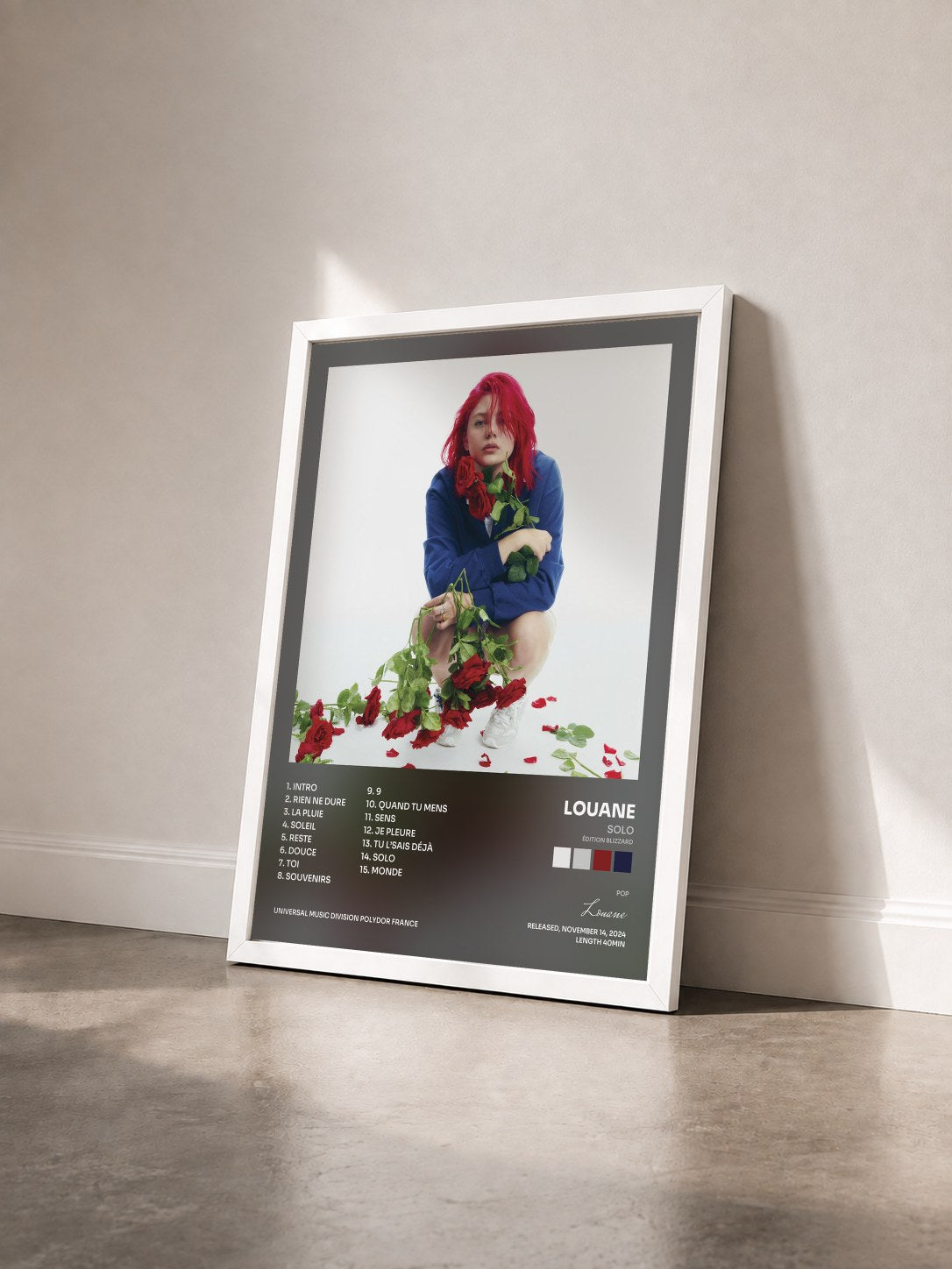 #blanc Tableau de l'album solo (édition blizzard) de Louane vu de trois quarts, cadre blanc