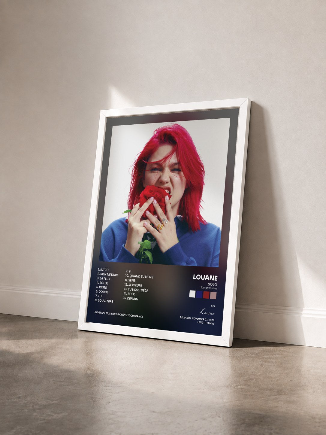 #blanc Tableau de l'album solo (édition foudre) de Louane vu de trois quarts, cadre blanc