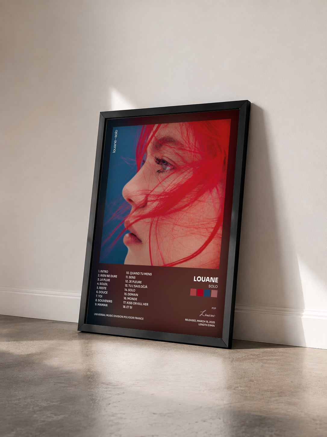 #noir Tableau de l'album solo de Louane vu de trois quarts, cadre noir