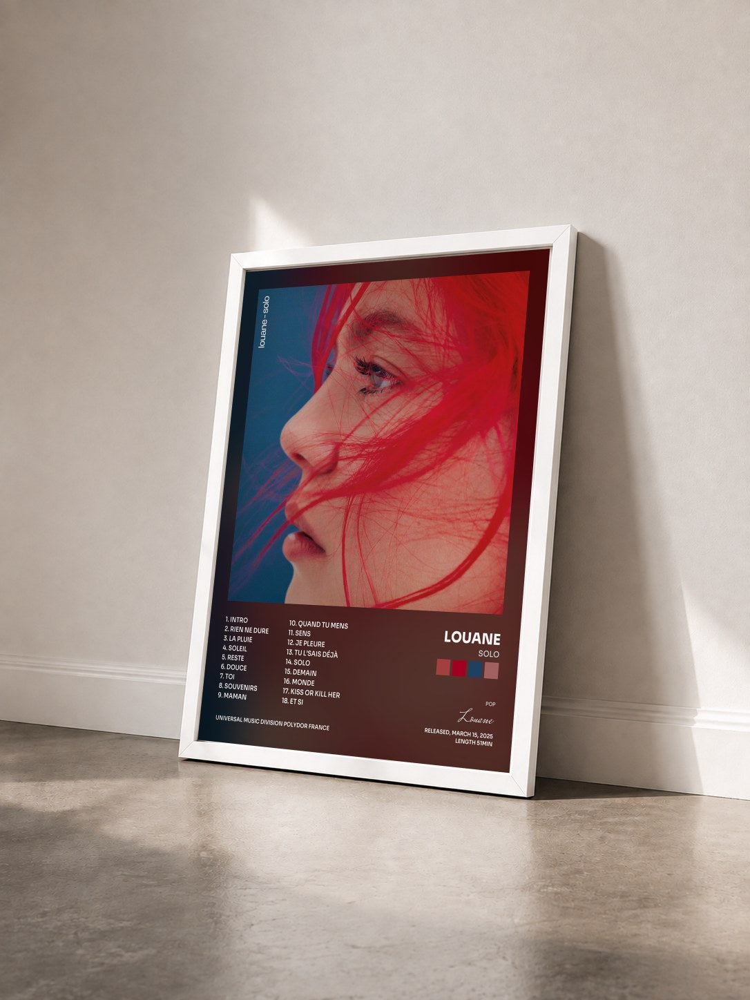 #blanc Tableau de l'album solo de Louane vu de trois quarts, cadre blanc