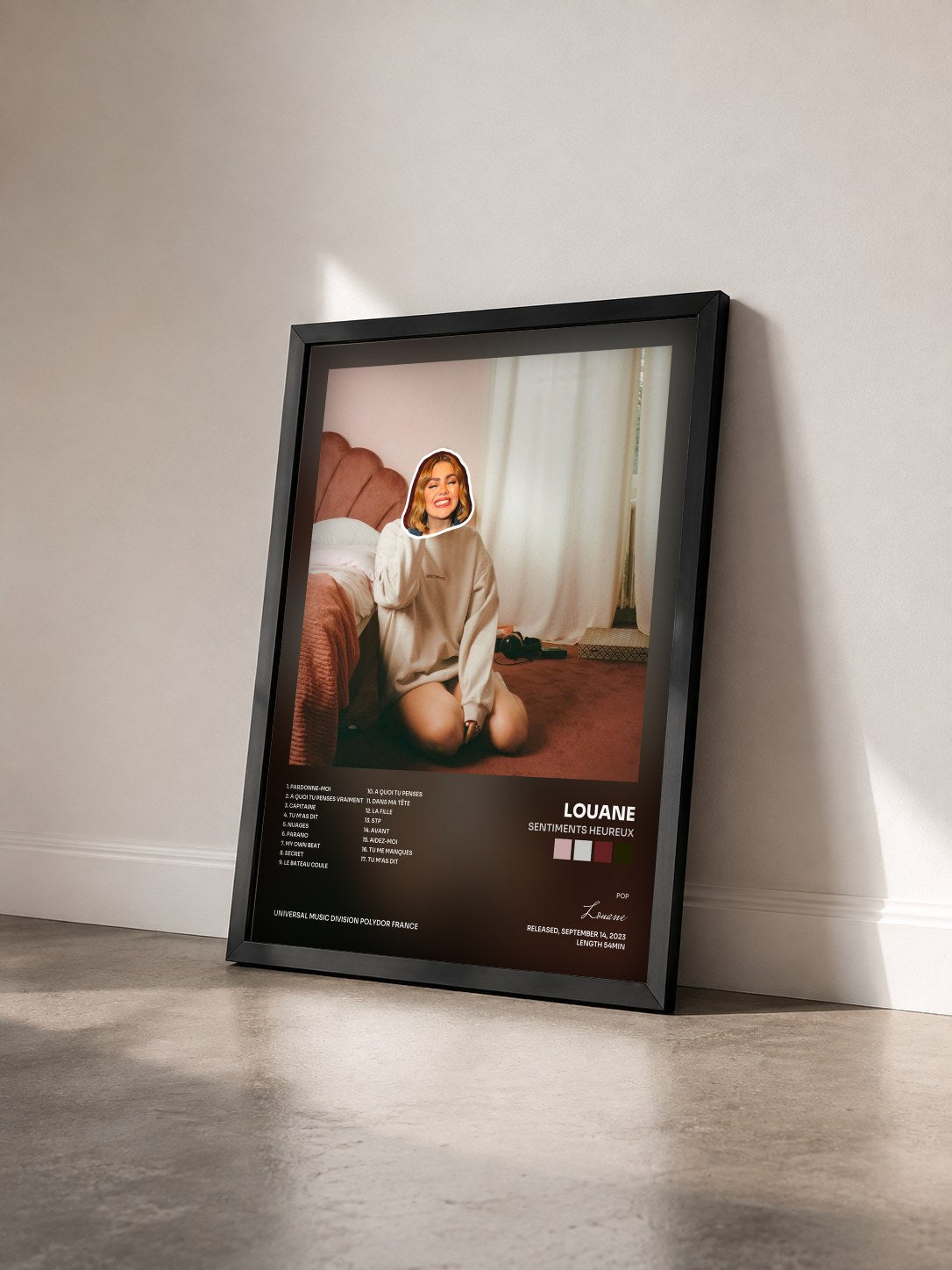 #noir Tableau de l'album Sentiments Heureux de Louane vu de trois quarts, cadre noir