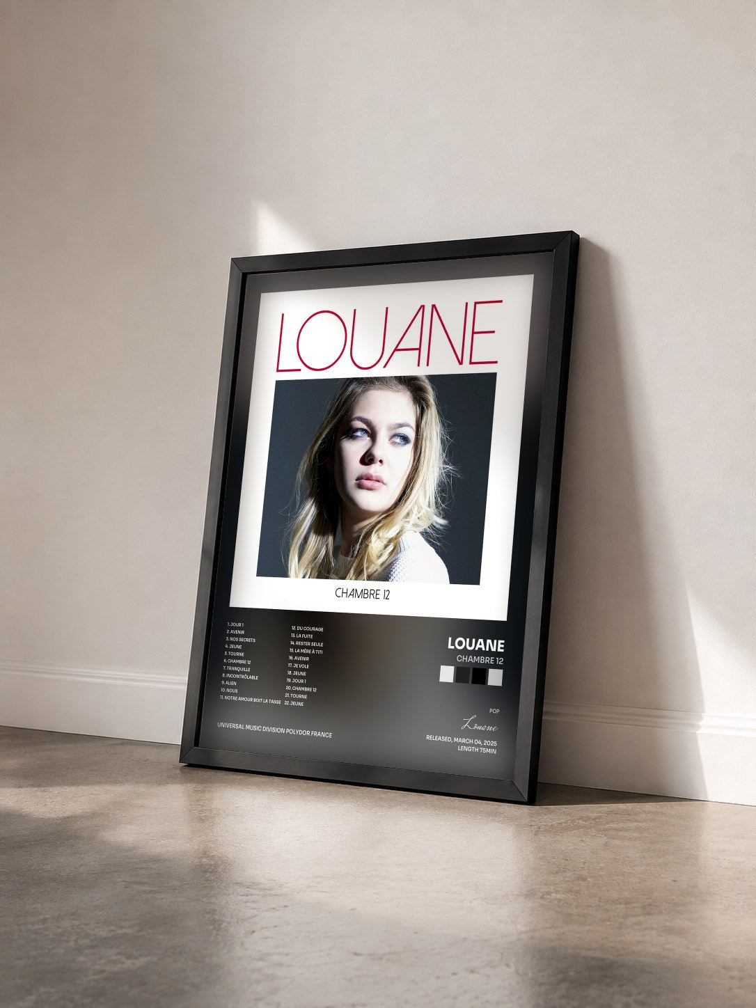 #noir Tableau de l'album Chambre 12 de Louane vu de trois quarts, cadre noir