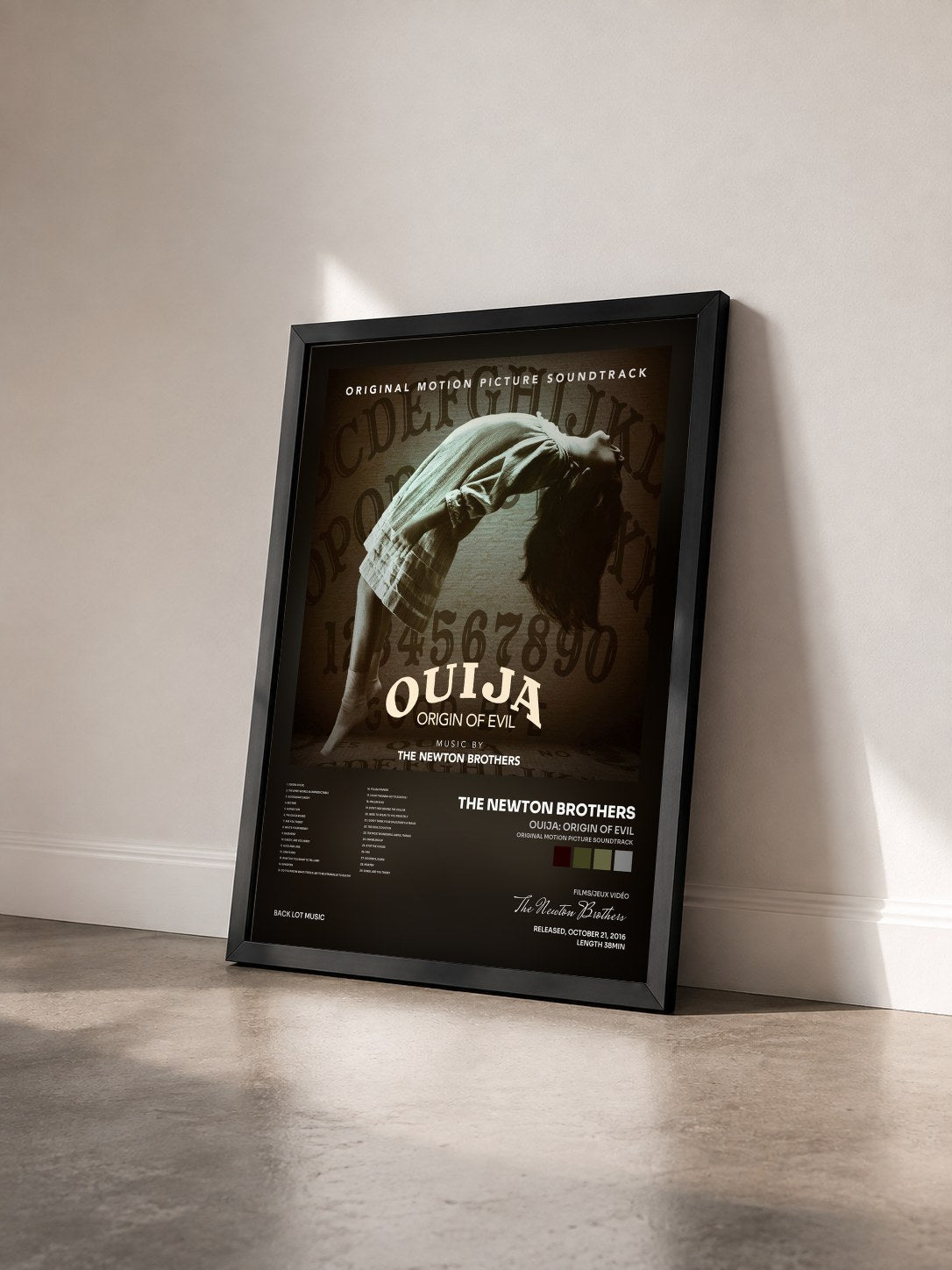 #noir Tableau de l'album Ouija: Origin of Evil (Original Motion Picture Soundtrack) de The Newton Brothers vu de trois quarts, cadre noir