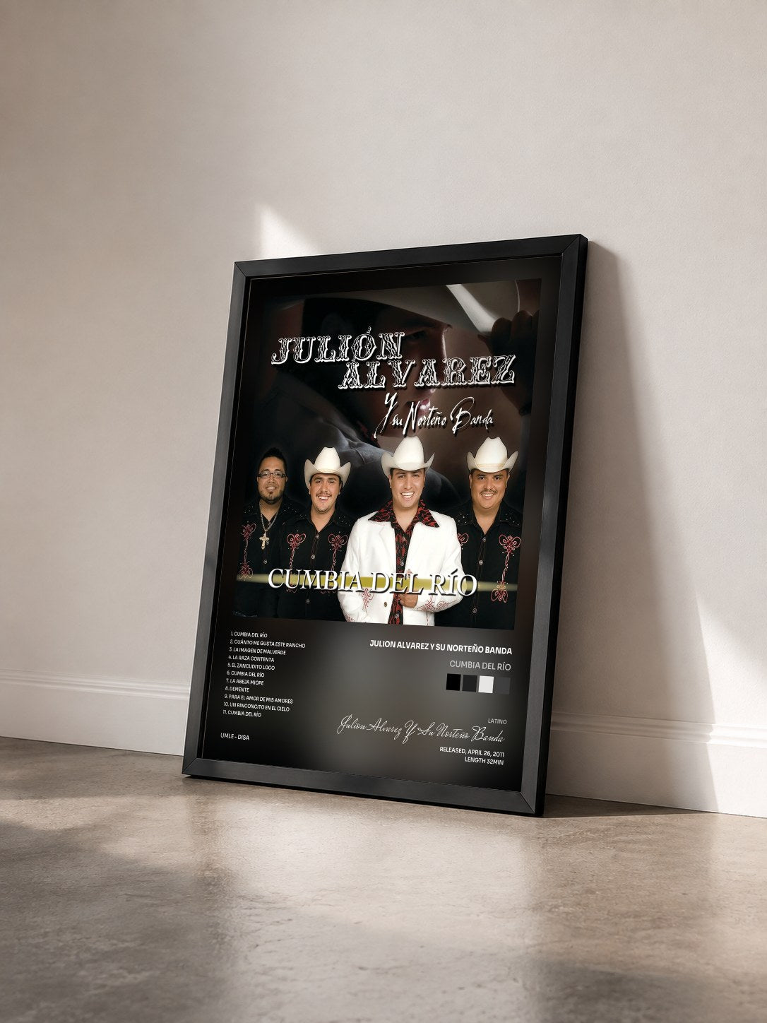 #noir Tableau de l'album Cumbia Del Río de Julion Alvarez Y Su Norteño Banda vu de trois quarts, cadre noir