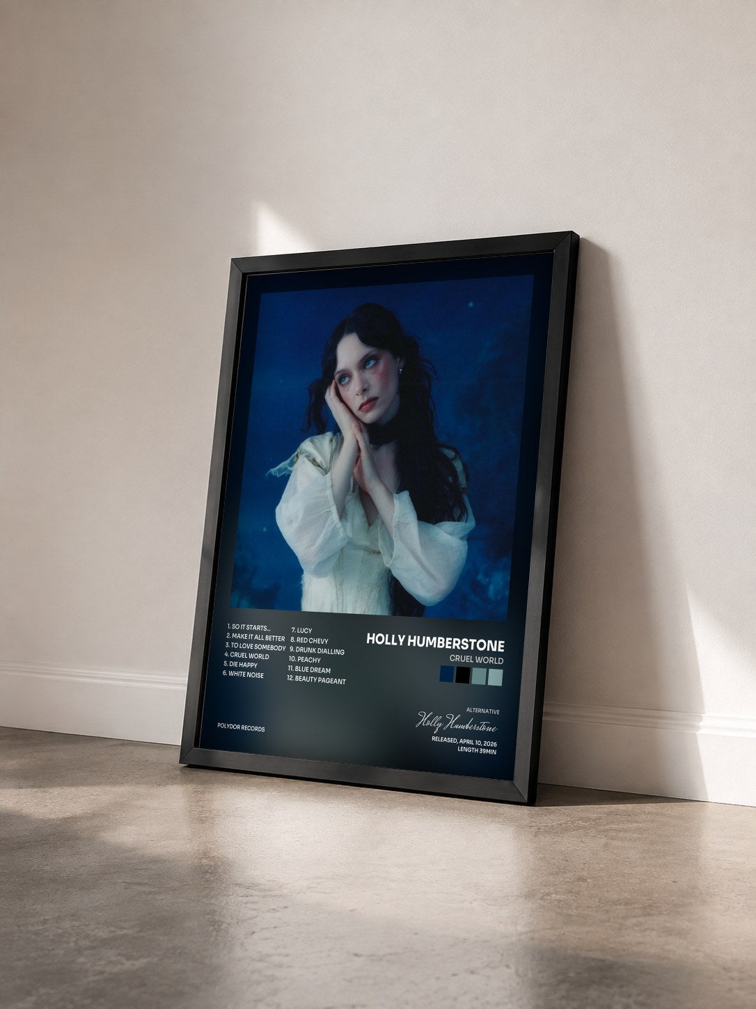 #noir Tableau de l'album Cruel World de Holly Humberstone vu de trois quarts, cadre noir