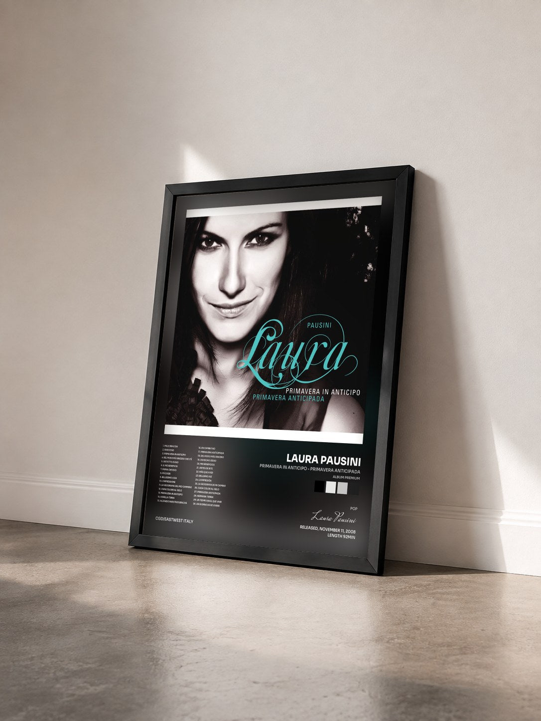 #noir Tableau de l'album Primavera in anticipo - Primavera anticipada (Album Premium) de Laura Pausini vu de trois quarts, cadre noir