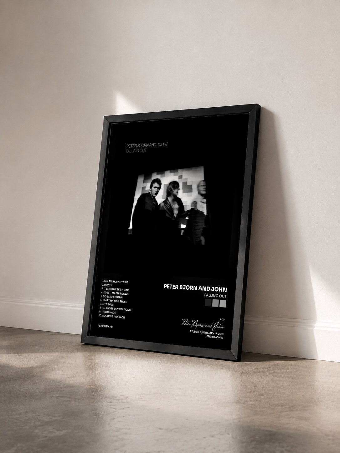 #noir Tableau de l'album Falling Out de Peter Bjorn and John vu de trois quarts, cadre noir