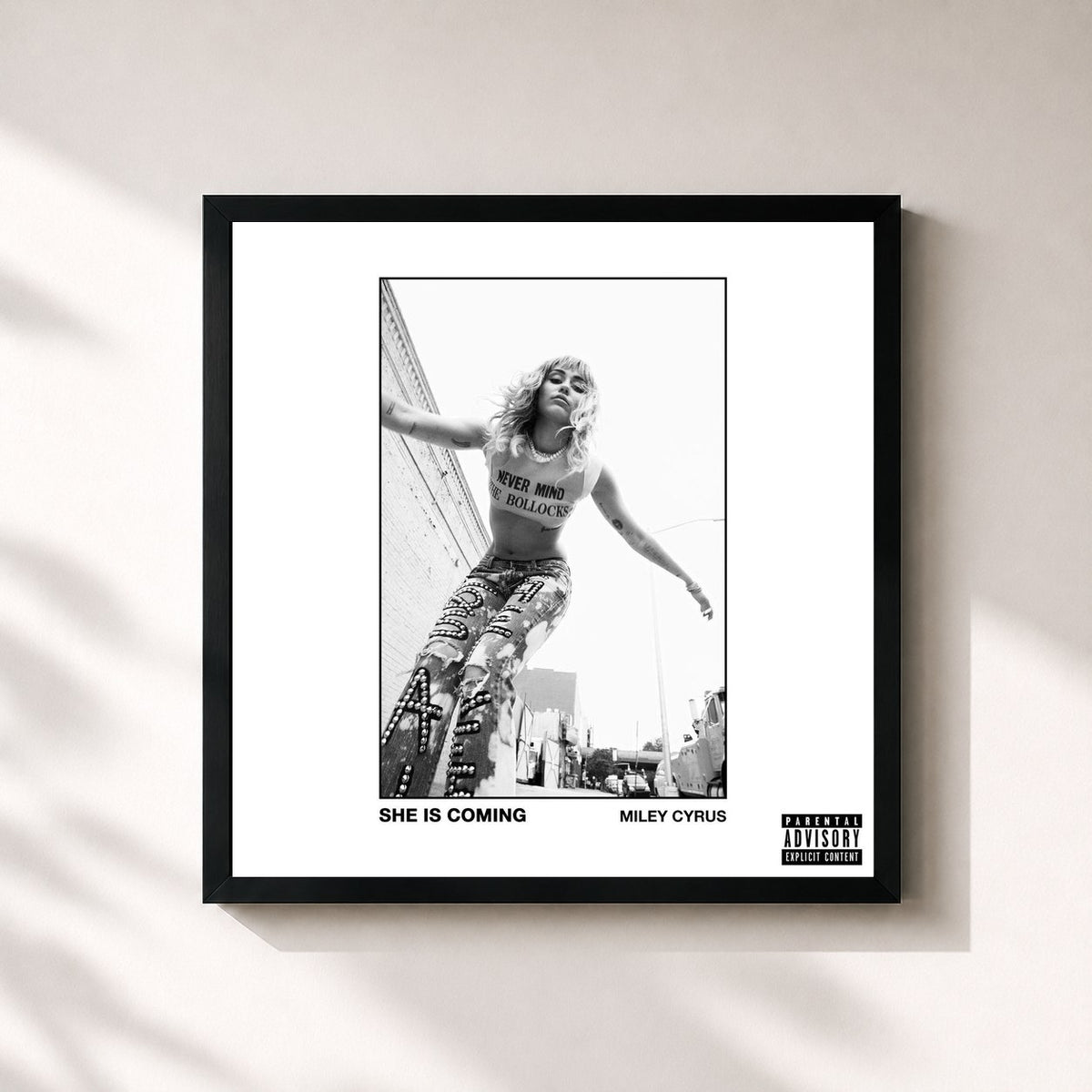 #noir Tableau carré de l'album SHE IS COMING de Miley Cyrus, cadre noir 32x32 cm