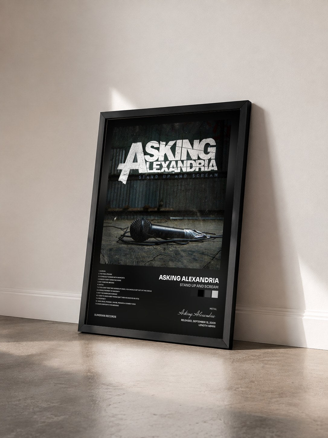 #noir Tableau de l'album Stand Up And Scream de Asking Alexandria vu de trois quarts, cadre noir