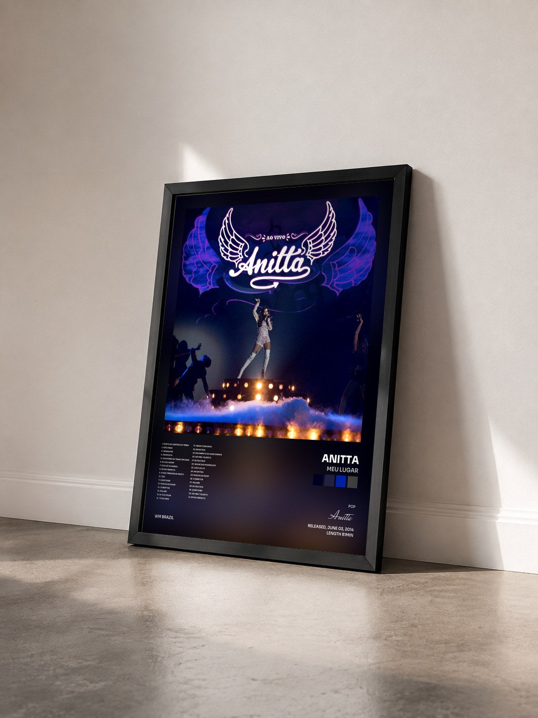 #noir Tableau de l'album Meu Lugar de Anitta vu de trois quarts, cadre noir