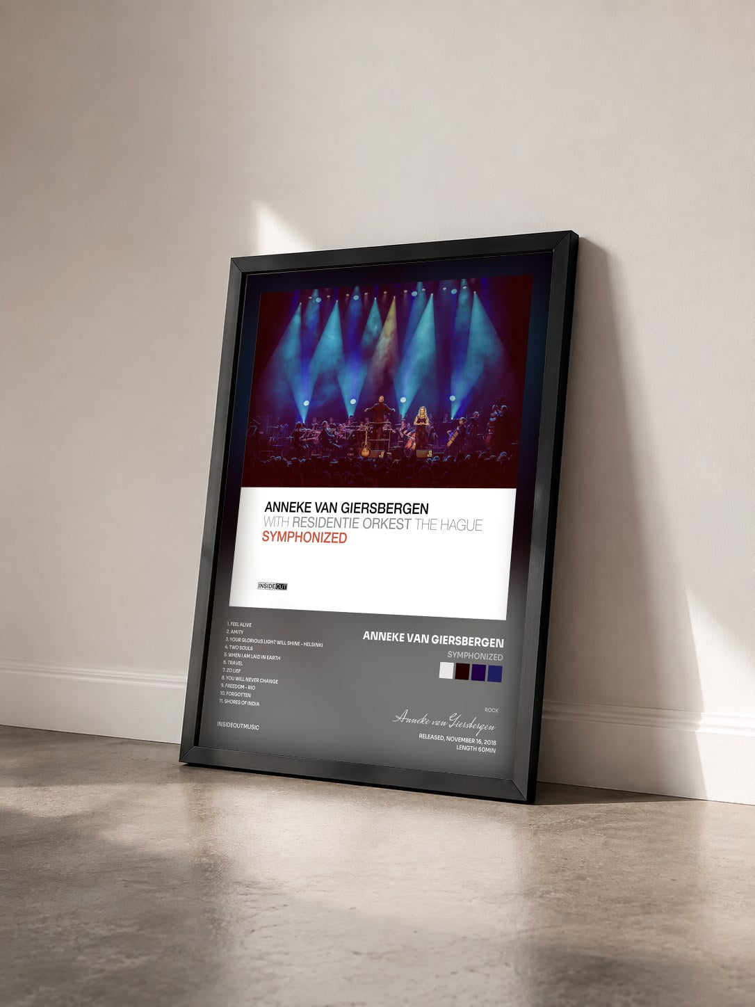 #noir Tableau de l'album Symphonized de Anneke van Giersbergen vu de trois quarts, cadre noir