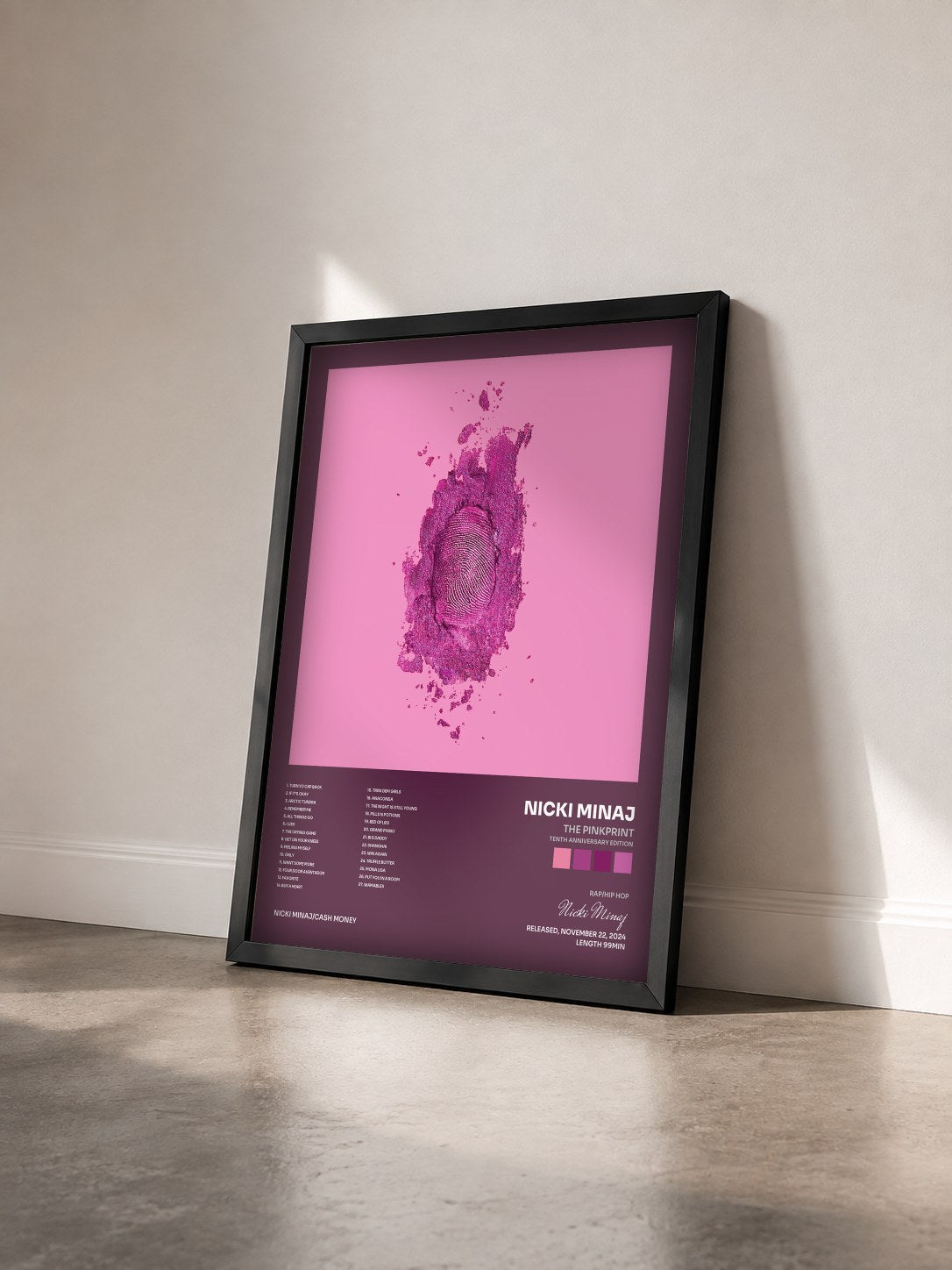 #noir Tableau de l'album The Pinkprint (Tenth Anniversary Edition) de Nicki Minaj vu de trois quarts, cadre noir