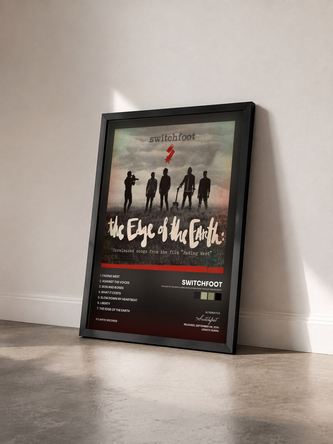 #noir Tableau de l'album The Edge of the Earth: Unreleased Songs from the Film "Fading West" de Switchfoot vu de trois quarts, cadre noir