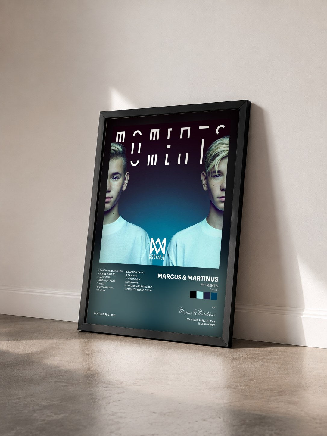#noir Tableau de l'album Moments (Deluxe) de Marcus & Martinus vu de trois quarts, cadre noir