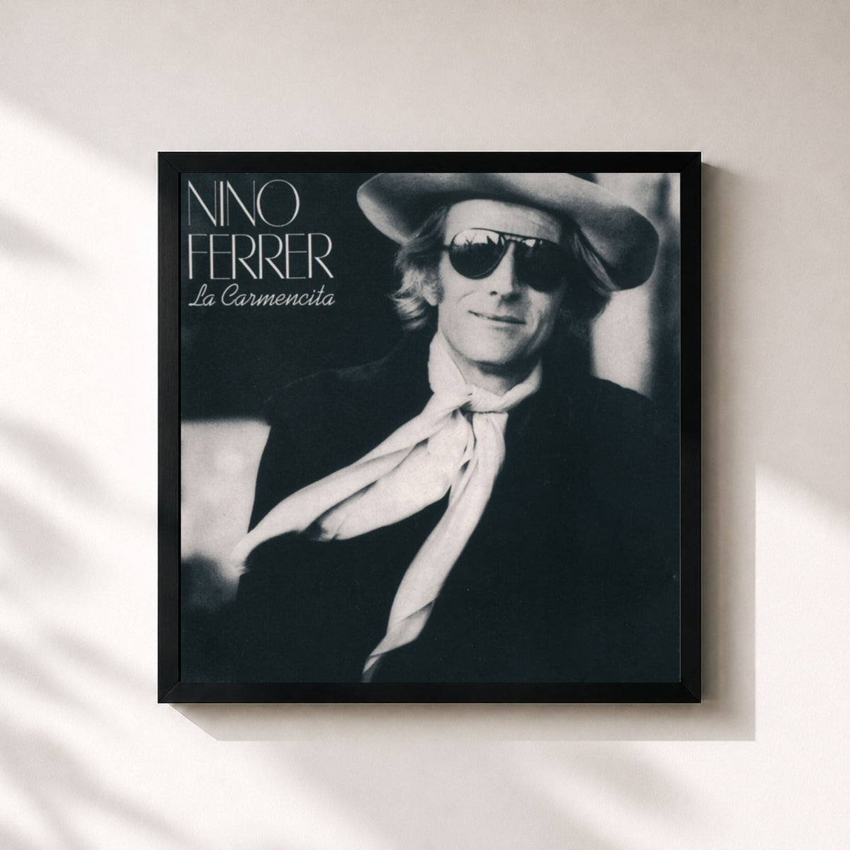#noir La Carmencita von Nino Ferrer als quadratischer Kunstdruck, schwarzer Rahmen 32x32 cm