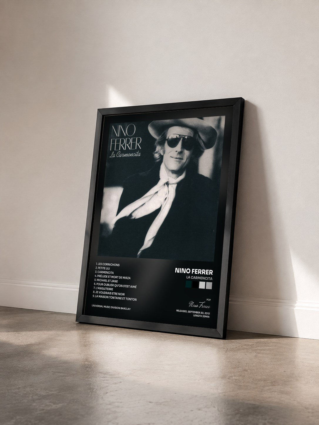 #noir La Carmencita von Nino Ferrer als gerahmter Kunstdruck von schräg gesehen, schwarzer Rahmen