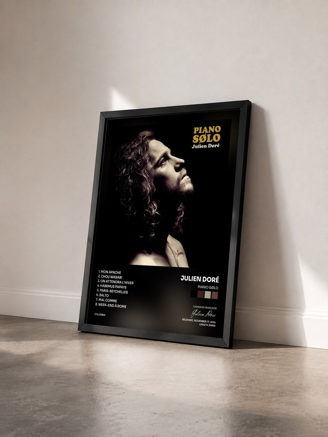 #noir Tableau de l'album Piano SØLO de Julien Doré vu de trois quarts, cadre noir
