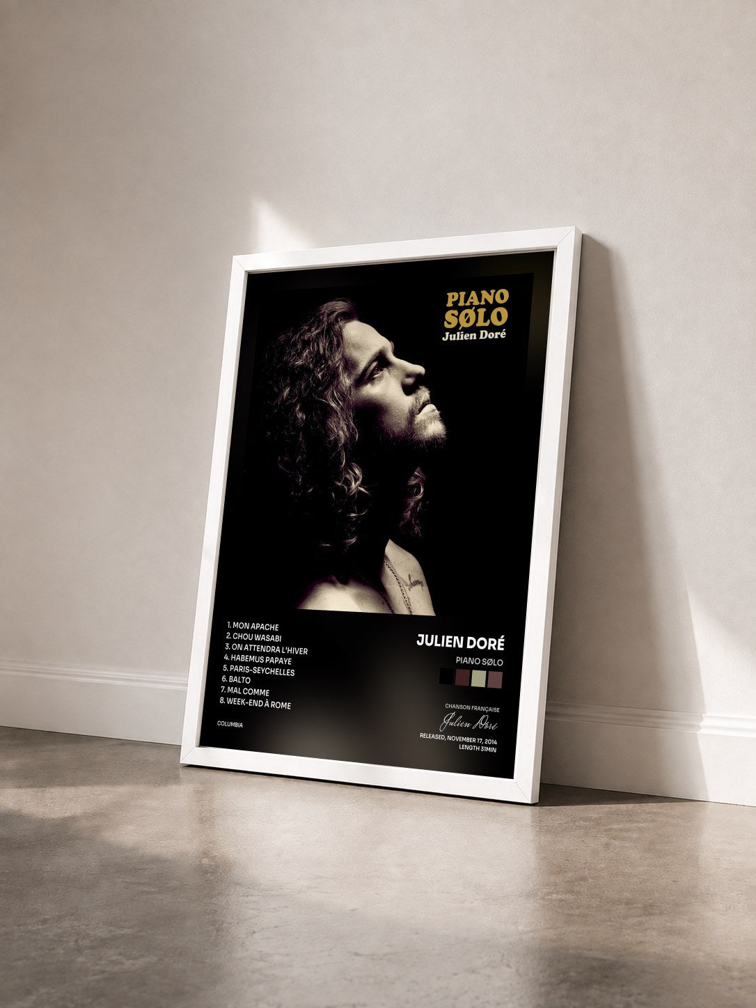 #blanc Tableau de l'album Piano SØLO de Julien Doré vu de trois quarts, cadre blanc