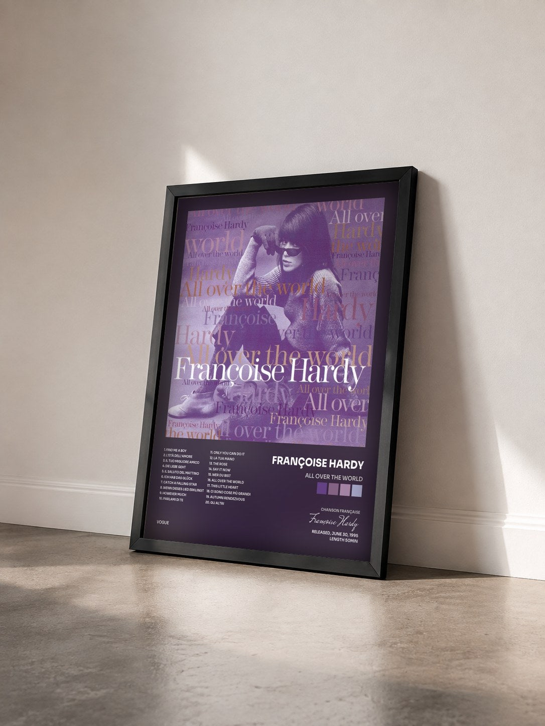 #noir All Over the World von Françoise Hardy als gerahmter Kunstdruck von schräg gesehen, schwarzer Rahmen