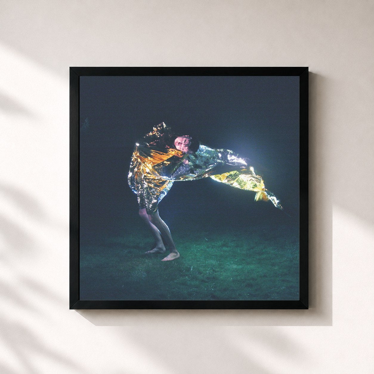 #noir Tableau carré de l'album Entity de Oscar and the Wolf, cadre noir 32x32 cm