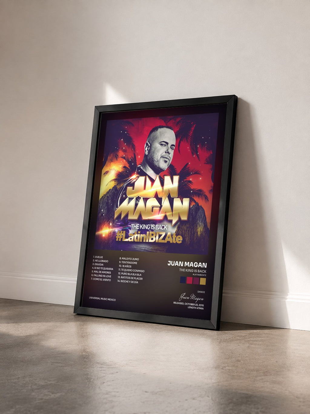 #noir The King Is Back (#LatinIBIZAte) von Juan Magan als gerahmter Kunstdruck von schräg gesehen, schwarzer Rahmen