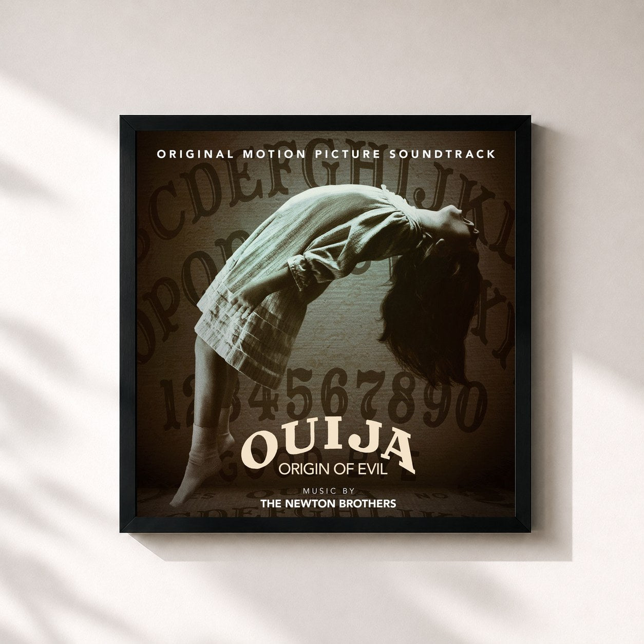 #noir Tableau carré de l'album Ouija: Origin of Evil (Original Motion Picture Soundtrack) de The Newton Brothers, cadre noir 32x32 cm