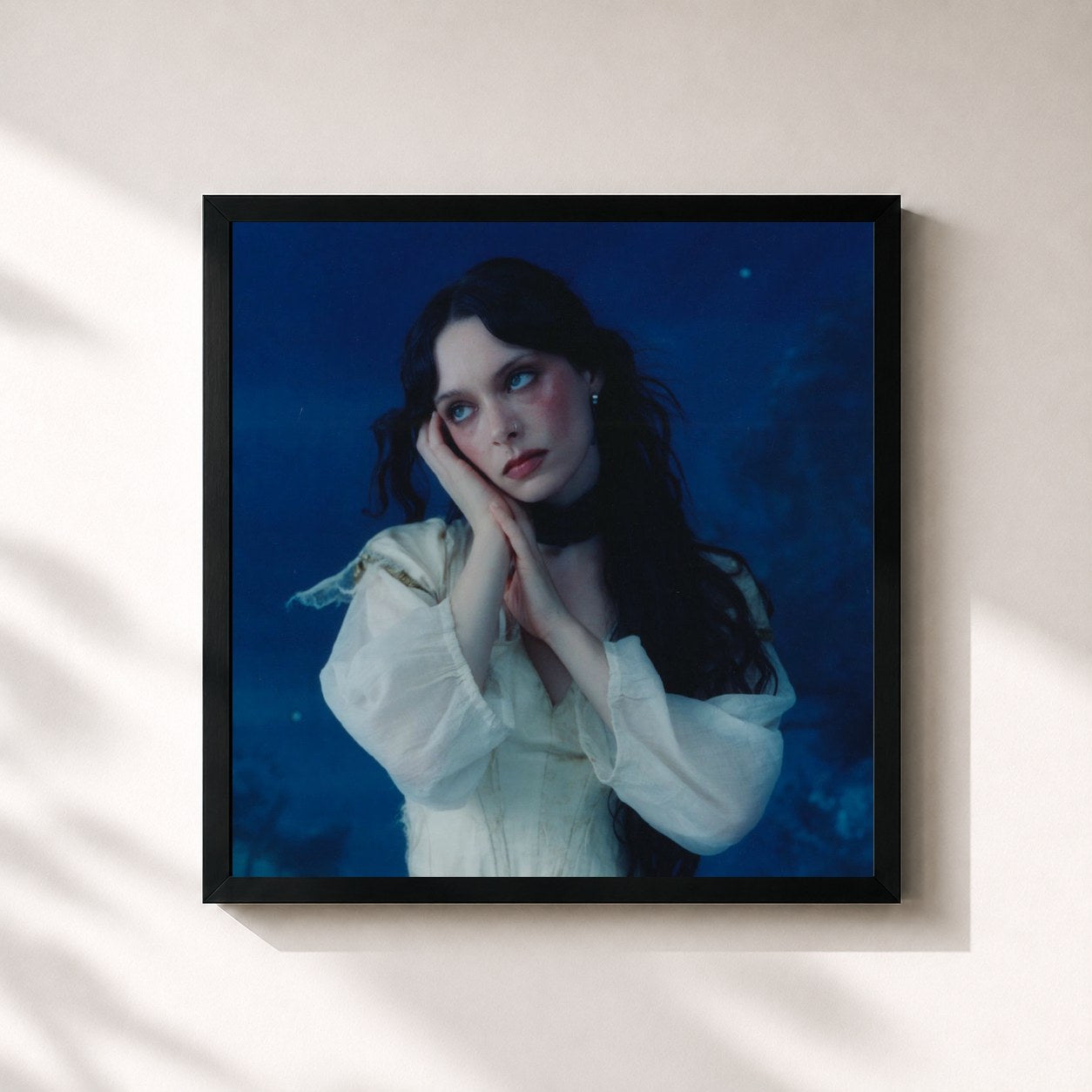 #noir Tableau carré de l'album Cruel World de Holly Humberstone, cadre noir 32x32 cm