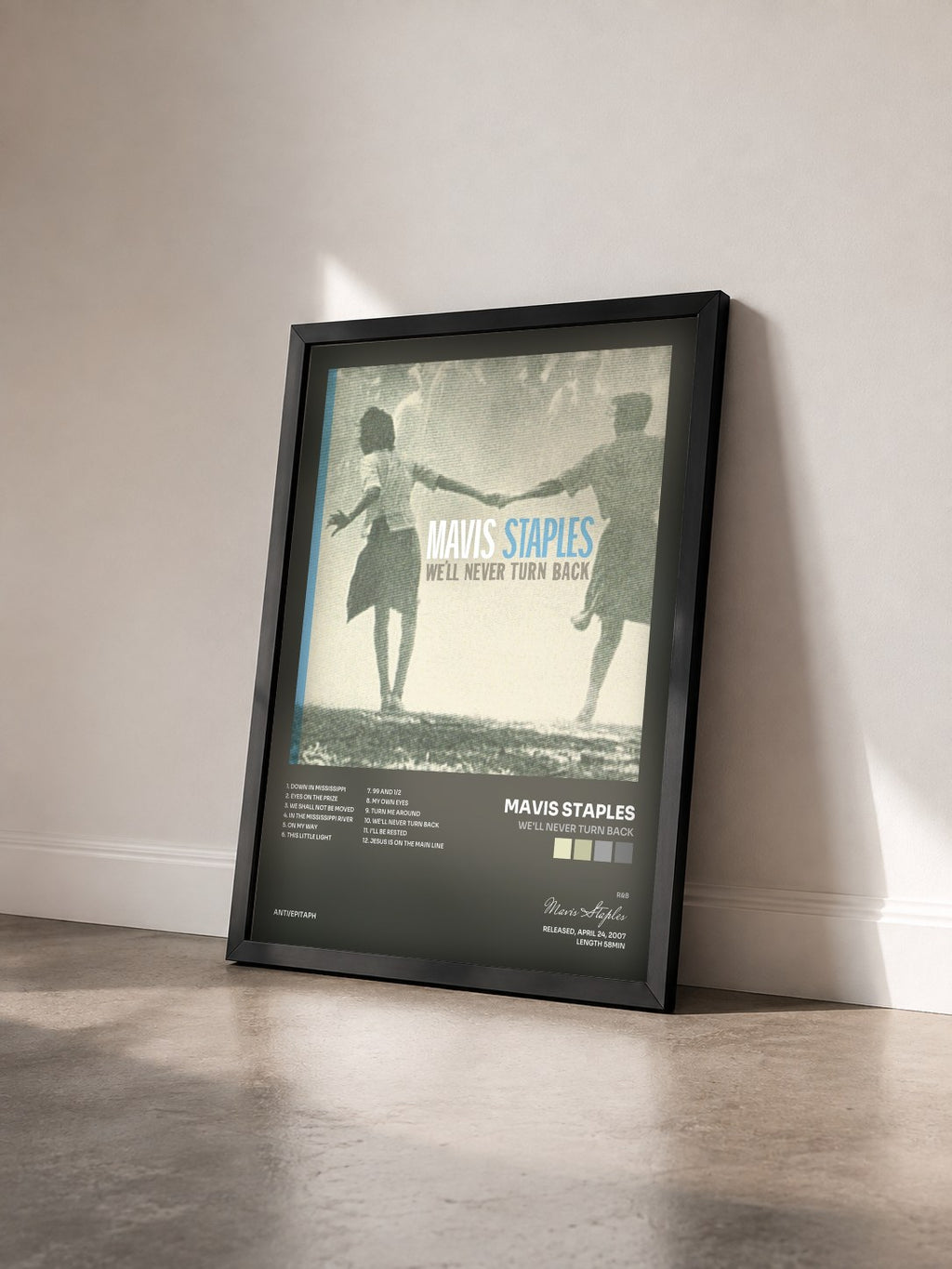 #noir We'll Never Turn Back di Mavis Staples in stampa incorniciata vista di tre quarti, cornice nera