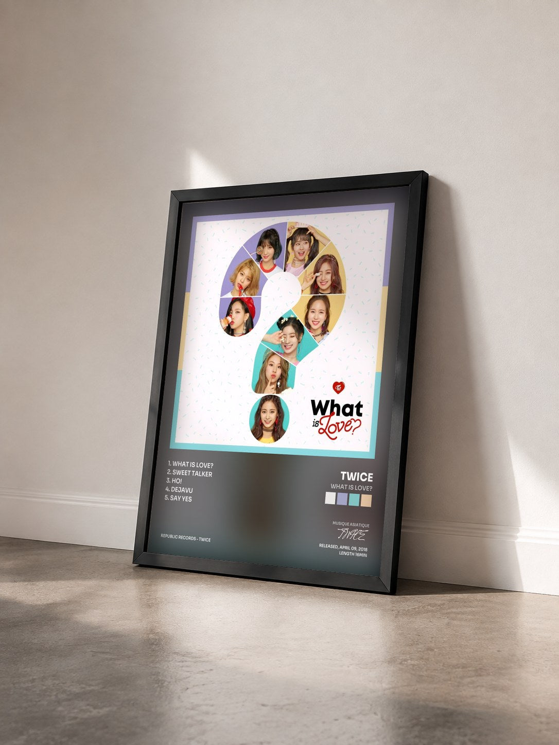 #noir Tableau de l'album What is Love? de TWICE vu de trois quarts, cadre noir