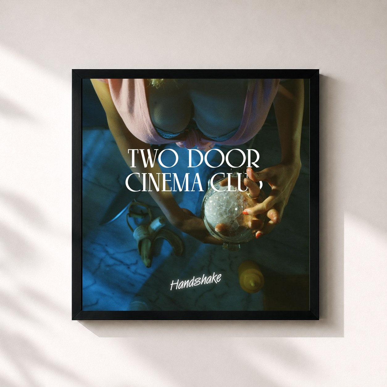 #noir Tableau carré de l'album Handshake de Two Door Cinema Club, cadre noir 32x32 cm