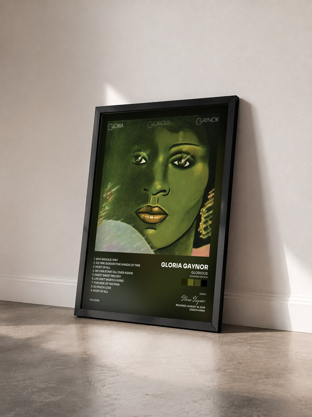 #noir Tableau de l'album Glorious (Expanded Edition) de Gloria Gaynor vu de trois quarts, cadre noir