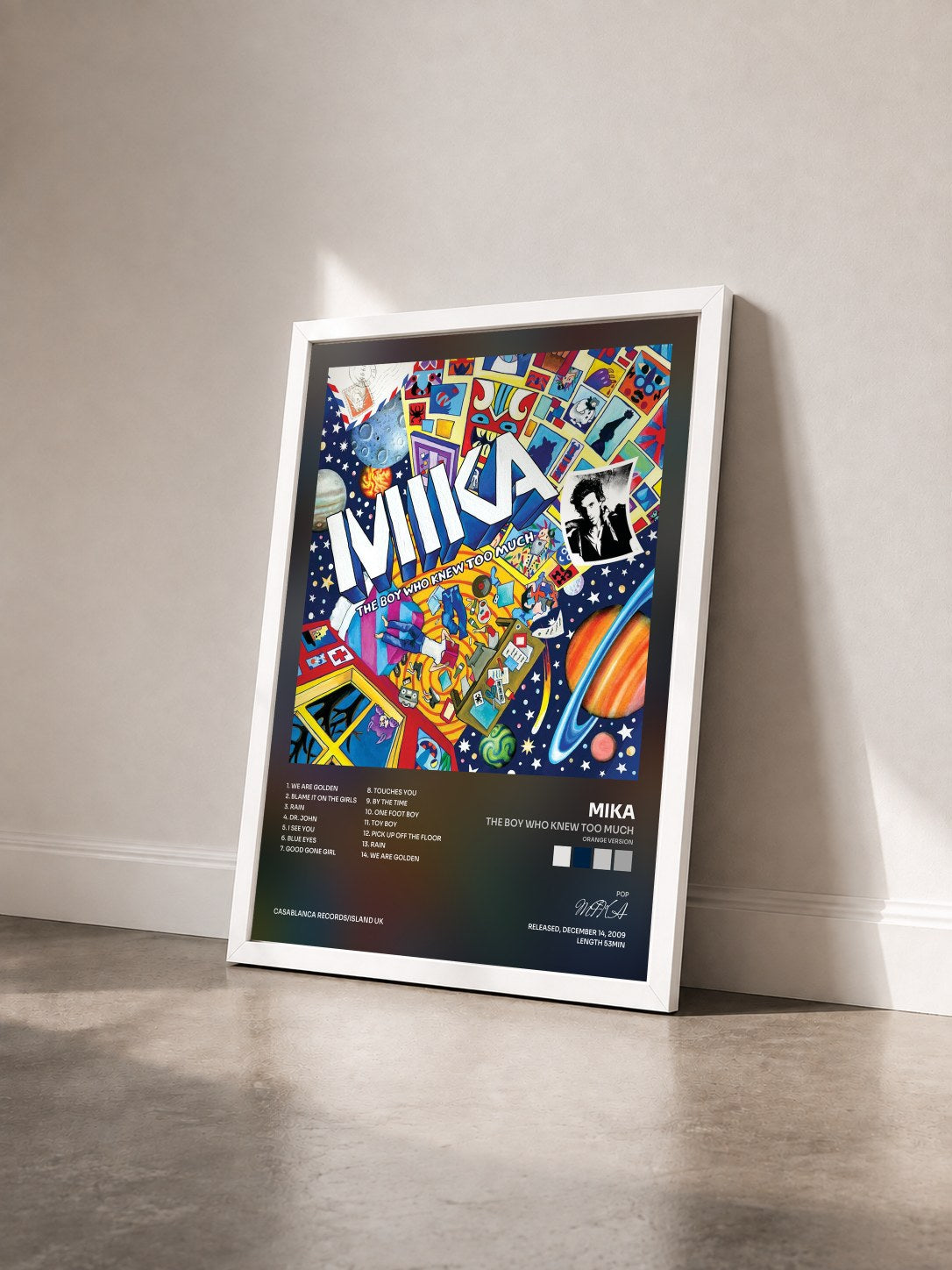 #blanc The Boy Who Knew Too Much (Orange Version) von MIKA als gerahmter Kunstdruck von schräg gesehen, weißer Rahmen