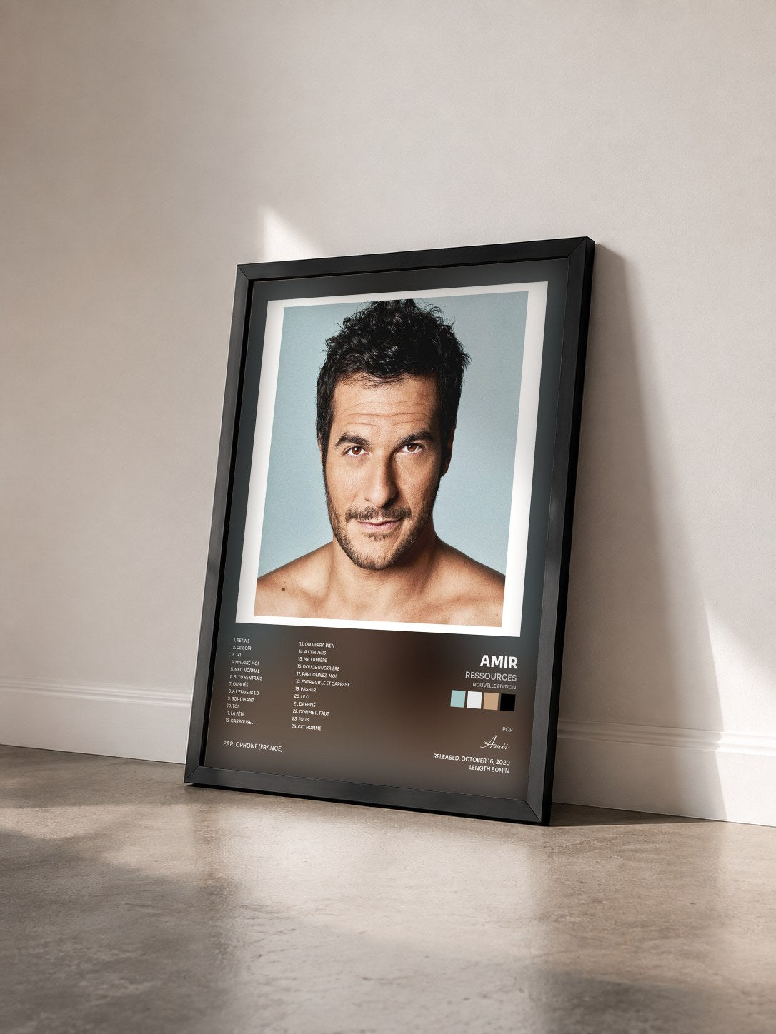 #noir Tableau de l'album Ressources (Nouvelle Edition) de Amir vu de trois quarts, cadre noir