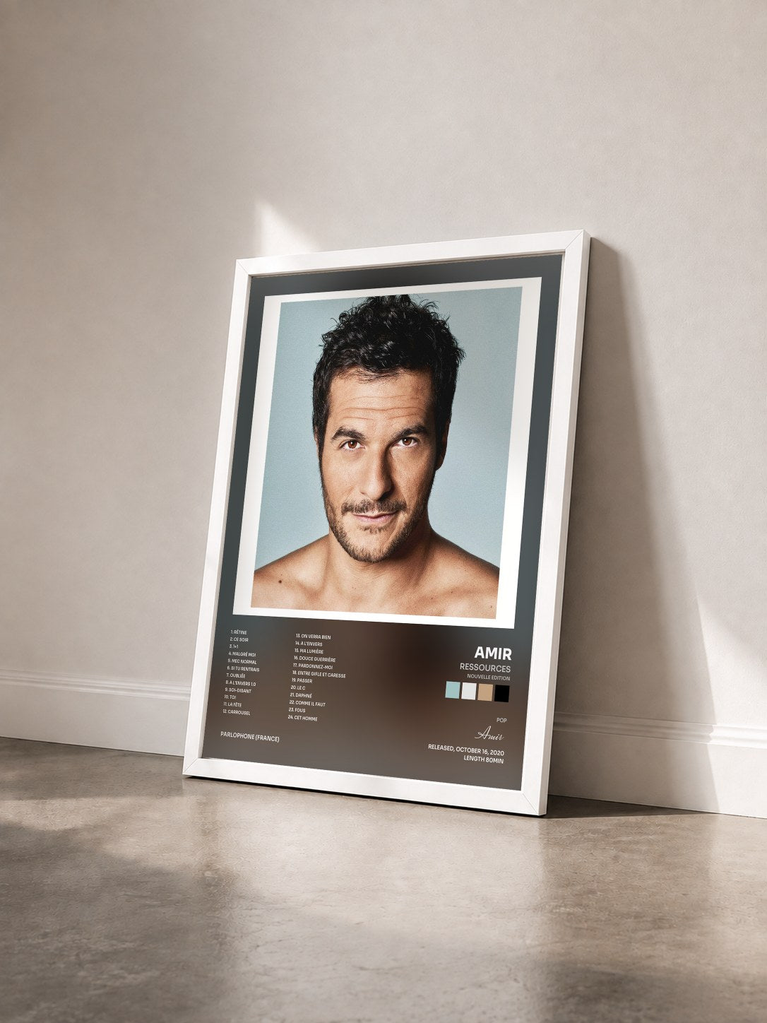 #blanc Tableau de l'album Ressources (Nouvelle Edition) de Amir vu de trois quarts, cadre blanc