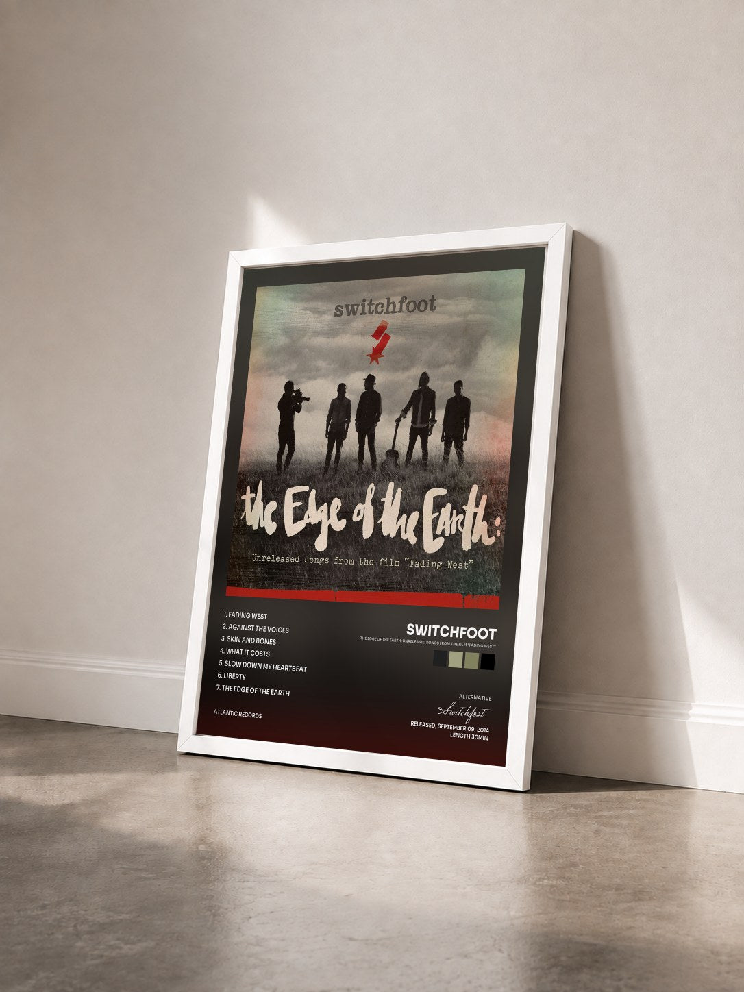 #blanc Tableau de l'album The Edge of the Earth: Unreleased Songs from the Film "Fading West" de Switchfoot vu de trois quarts, cadre blanc